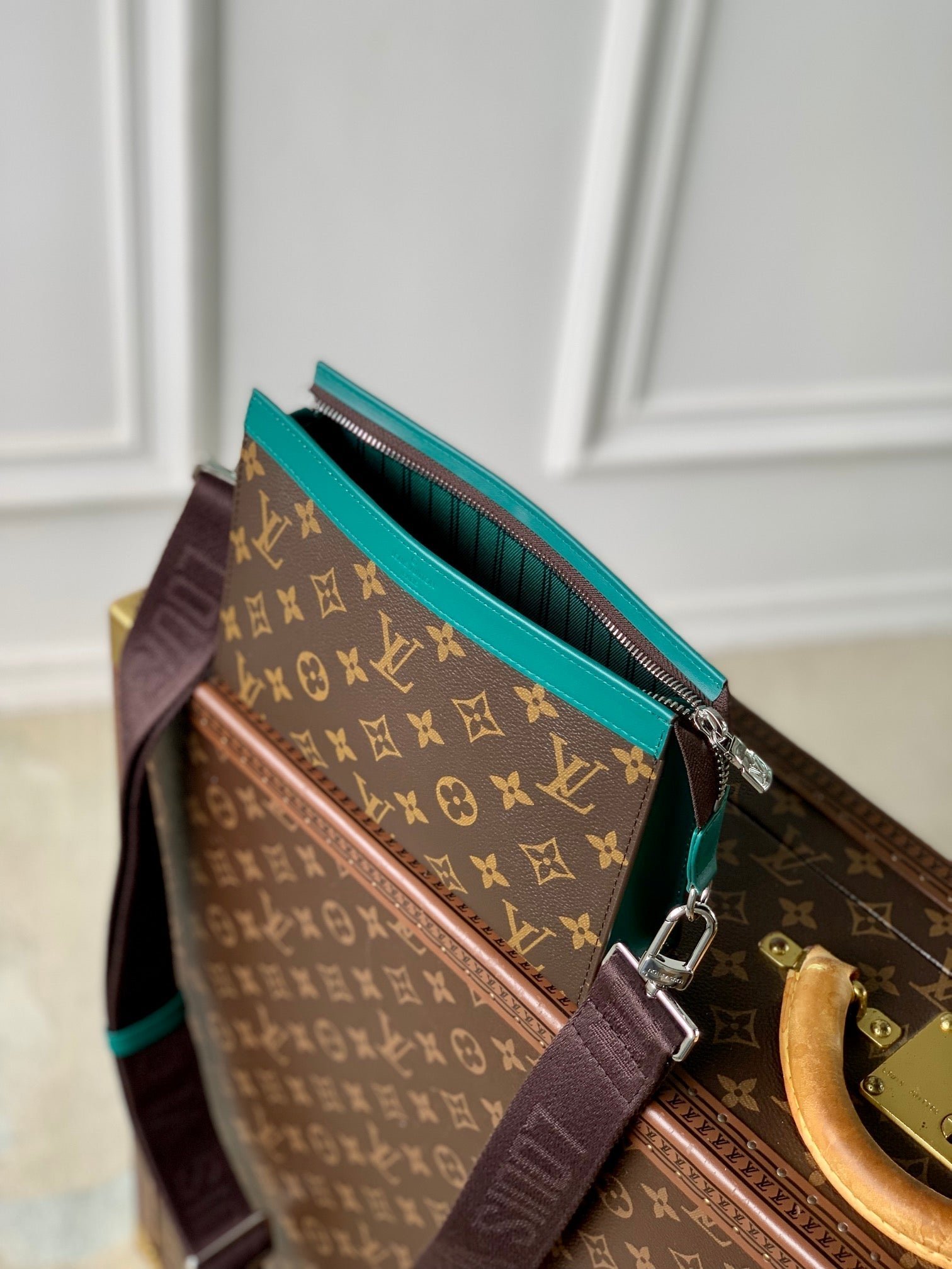 {Style No: AL915S4V} GASTON WEARABLE WALLET 18 IN BROWN MONOGRAM CANVAS MIX GREEN CALFSKIN - Image 6