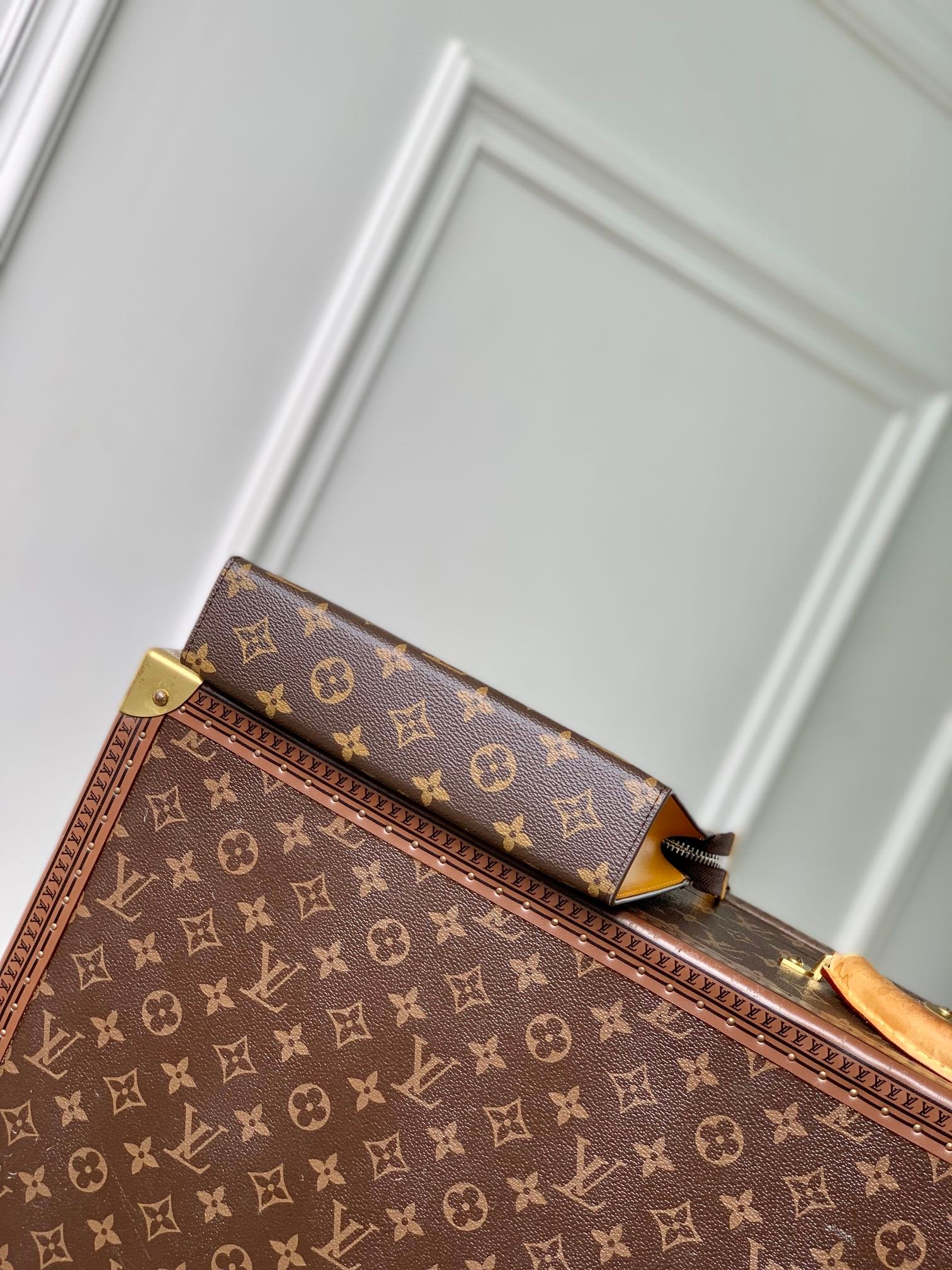 {Style No: RK6NZYDQ} GASTON WEARABLE WALLET 18 IN BROWN MONOGRAM CANVAS MIX YELLOW CALFSKIN - Image 4