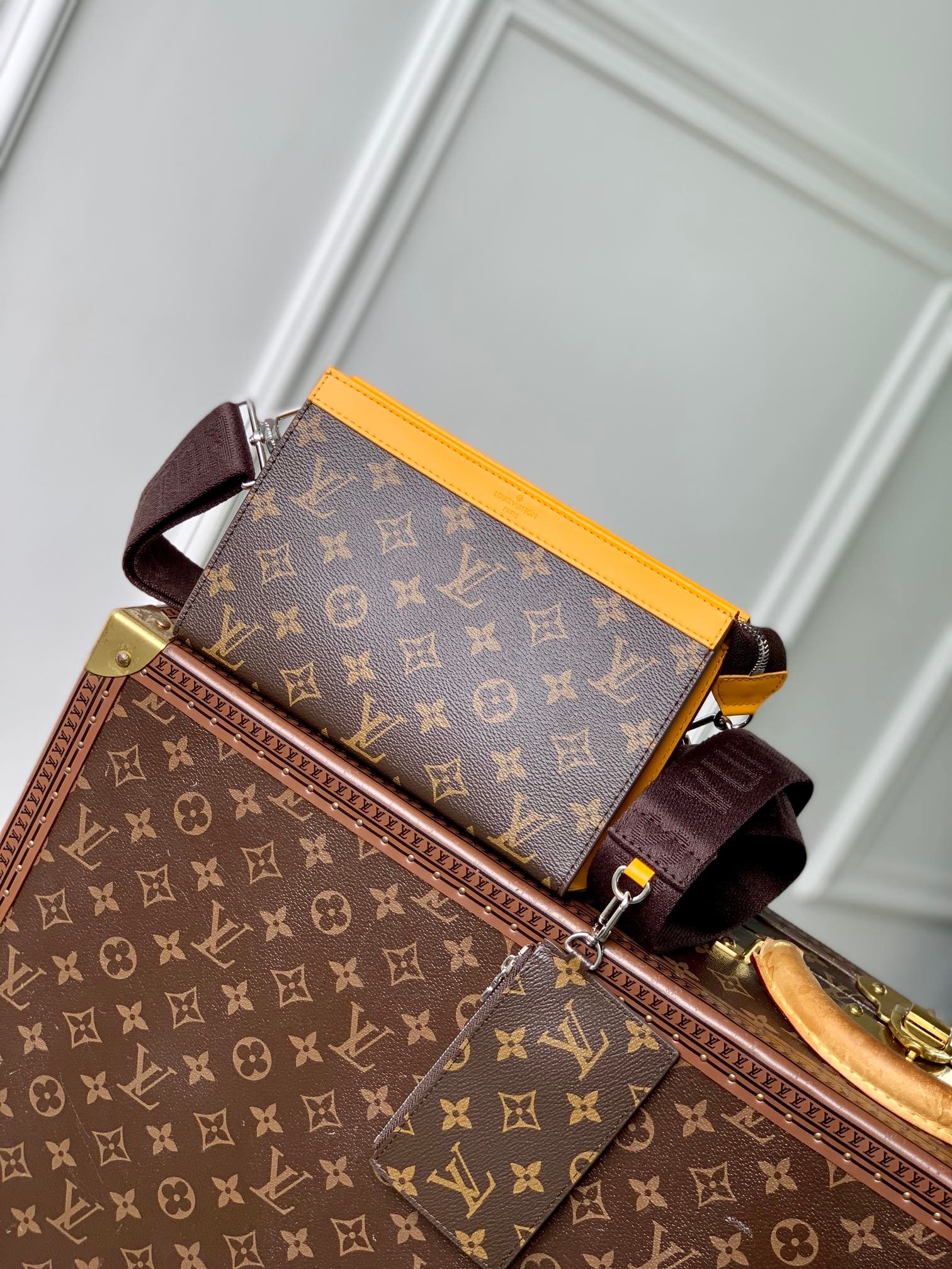 {Style No: RK6NZYDQ} GASTON WEARABLE WALLET 18 IN BROWN MONOGRAM CANVAS MIX YELLOW CALFSKIN - Image 6