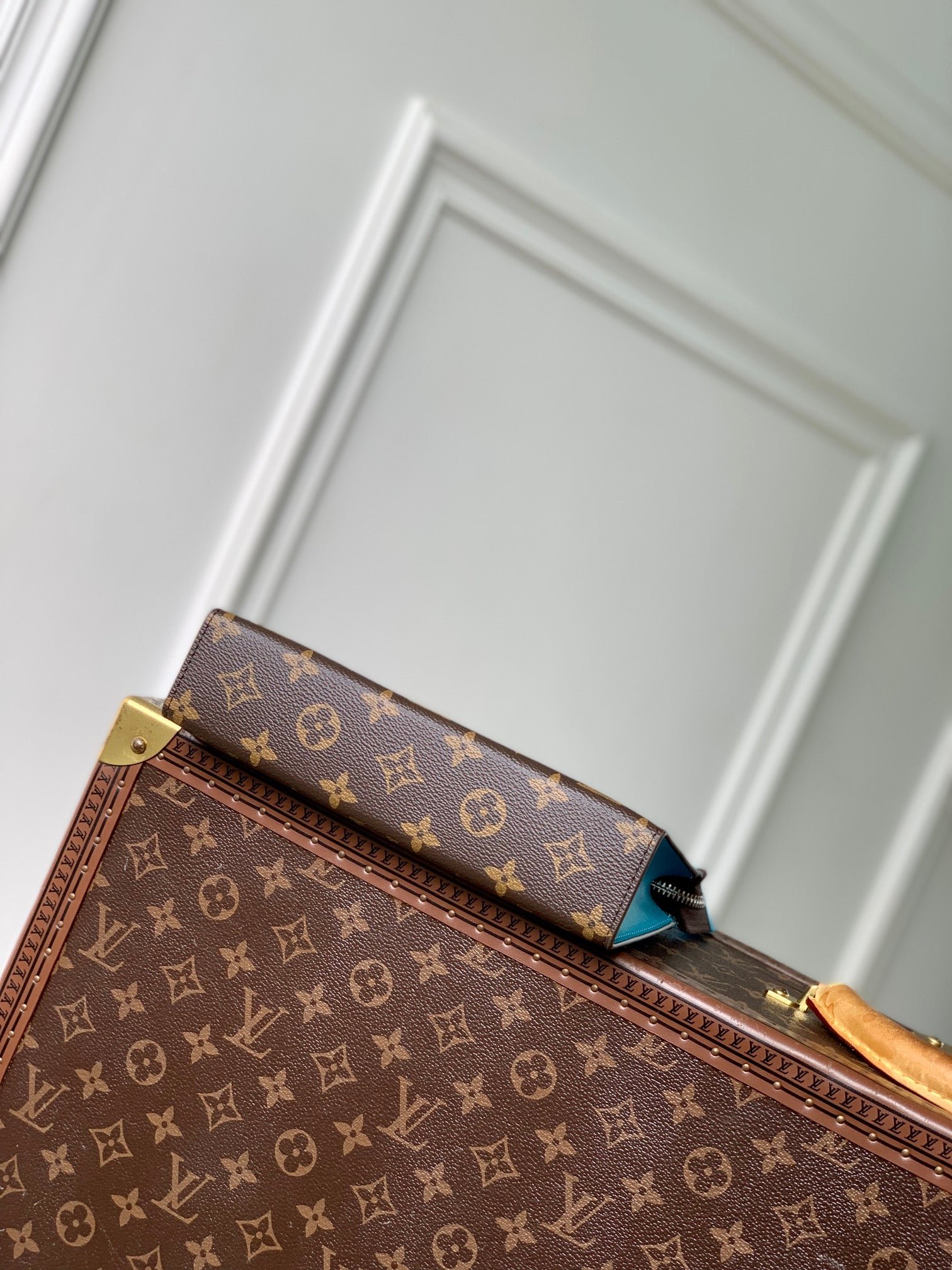 {Style No: 66OG7A17} GASTON WEARABLE WALLET 18 IN BROWN MONOGRAM CANVAS MIX SKY CALFSKIN - Image 3