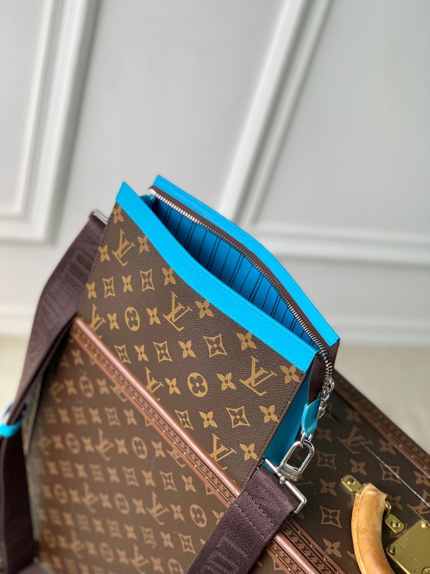 {Style No: 66OG7A17} GASTON WEARABLE WALLET 18 IN BROWN MONOGRAM CANVAS MIX SKY CALFSKIN - Image 7