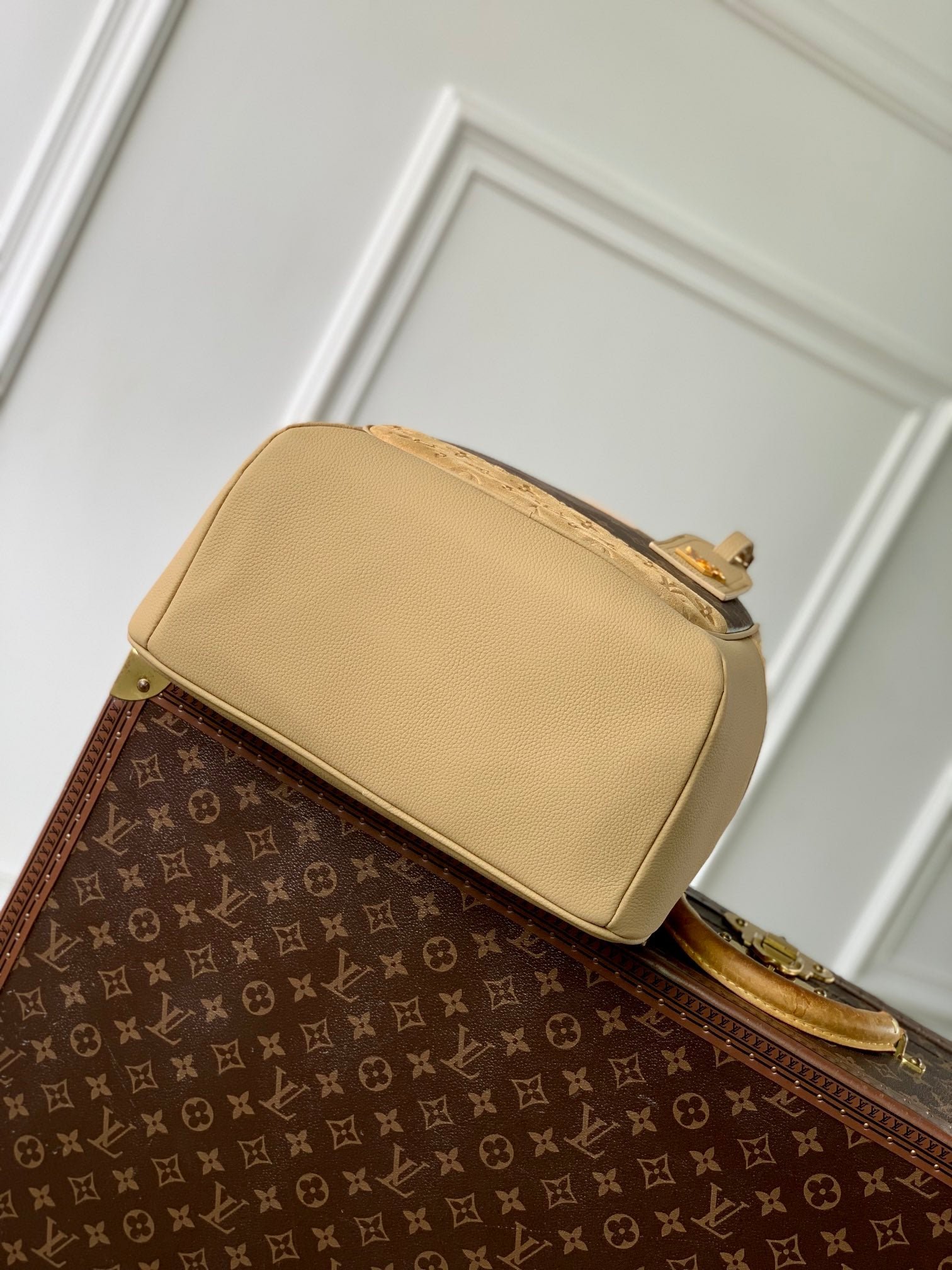{Style No: V7AGW6IJ} OUTDOOR BACKPACK 44 IN BEIGE CALFSKIN AND BROWN MONOGRAM CANVAS - Image 3