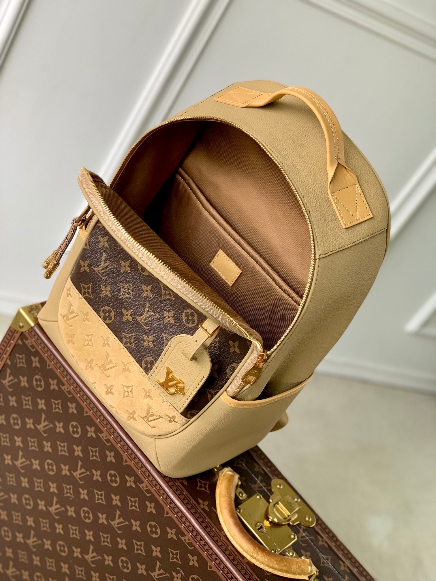 {Style No: V7AGW6IJ} OUTDOOR BACKPACK 44 IN BEIGE CALFSKIN AND BROWN MONOGRAM CANVAS - Image 5