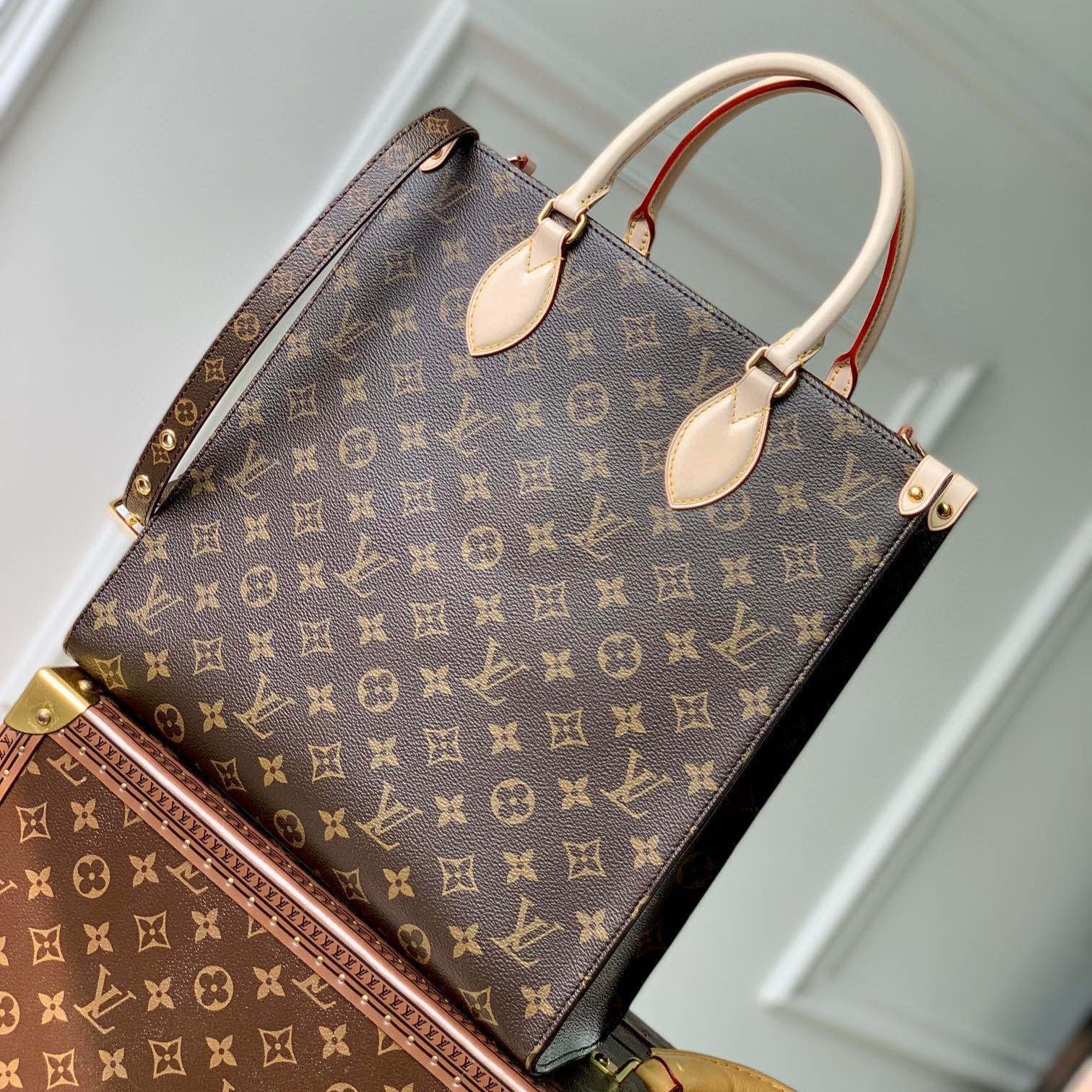 {Style No: QS5S4VFR} SAC PLAT 30CM MONOGRAM CANVAS