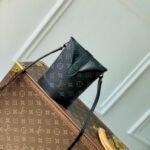 {Style No: 3H8PQZCZ} ENVELOPE POUCH 18 IN BLACK MONOGRAM ECLIPSE CANVAS