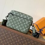 {Style No: IJY6H3DL} TRIO MESSENGER BAG 25 IN GREEN MONOGRAM SHADOW CALFSKIN