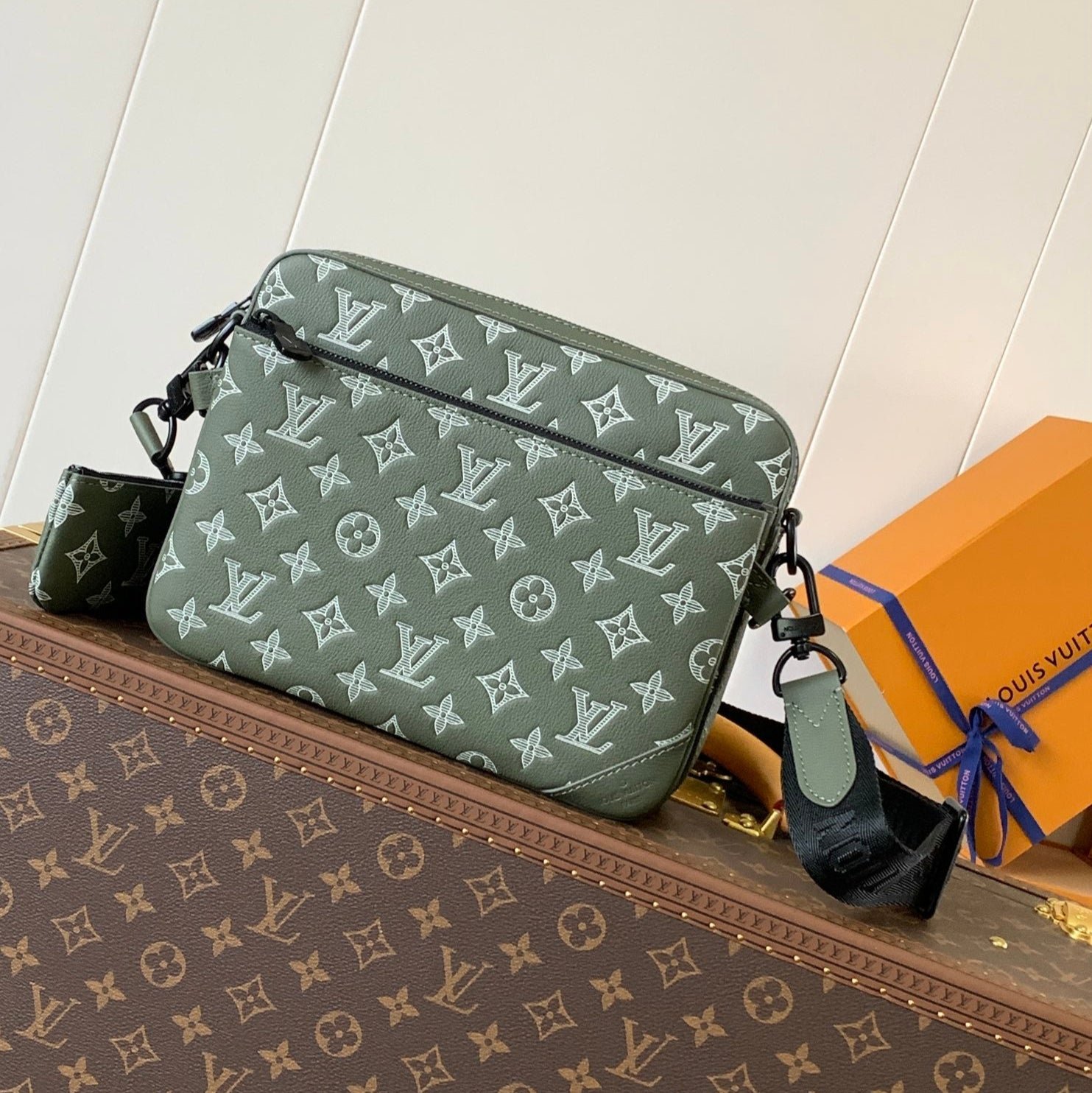 {Style No: IJY6H3DL} TRIO MESSENGER BAG 25 IN GREEN MONOGRAM SHADOW CALFSKIN
