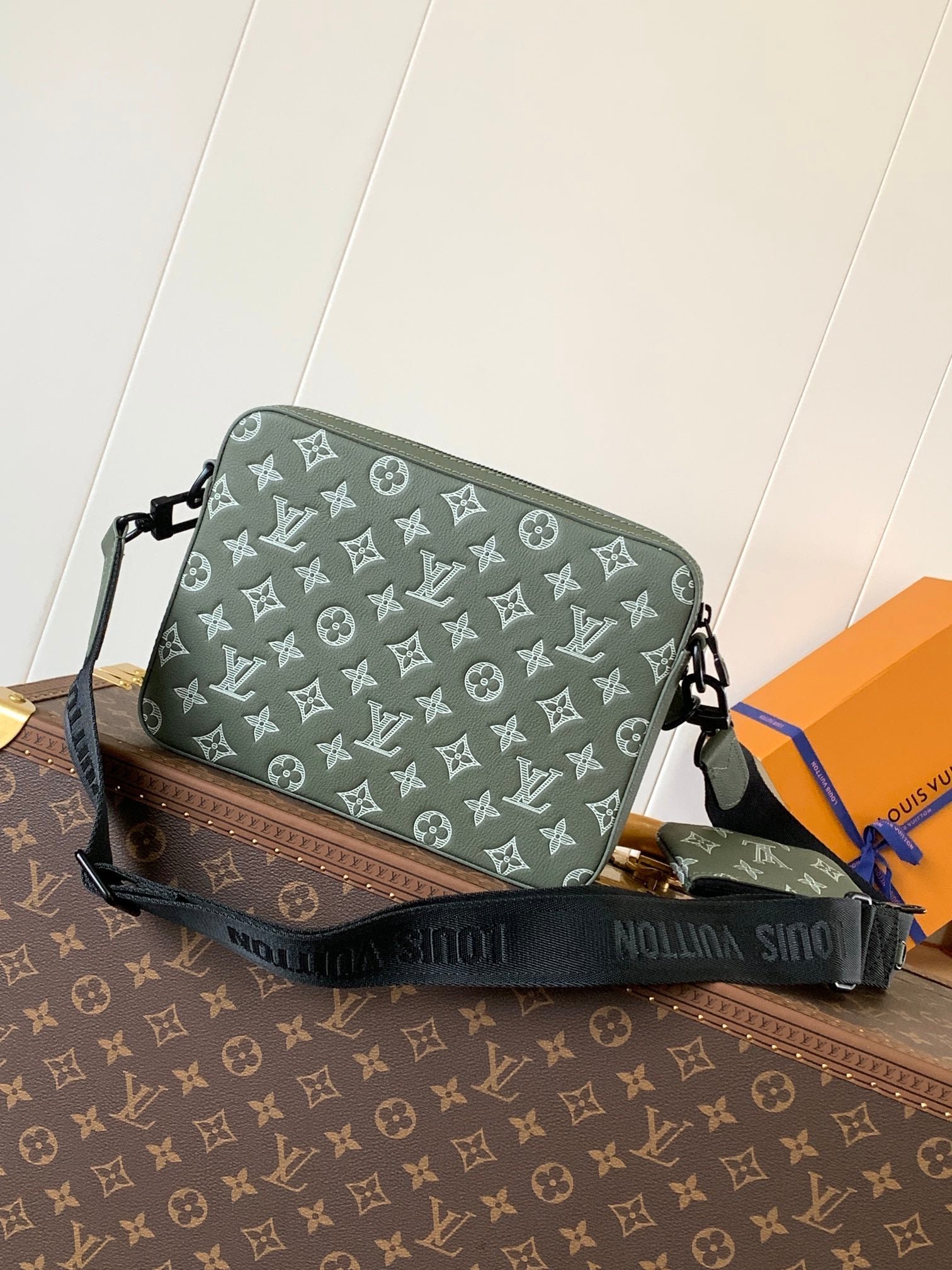 {Style No: IJY6H3DL} TRIO MESSENGER BAG 25 IN GREEN MONOGRAM SHADOW CALFSKIN - Image 3
