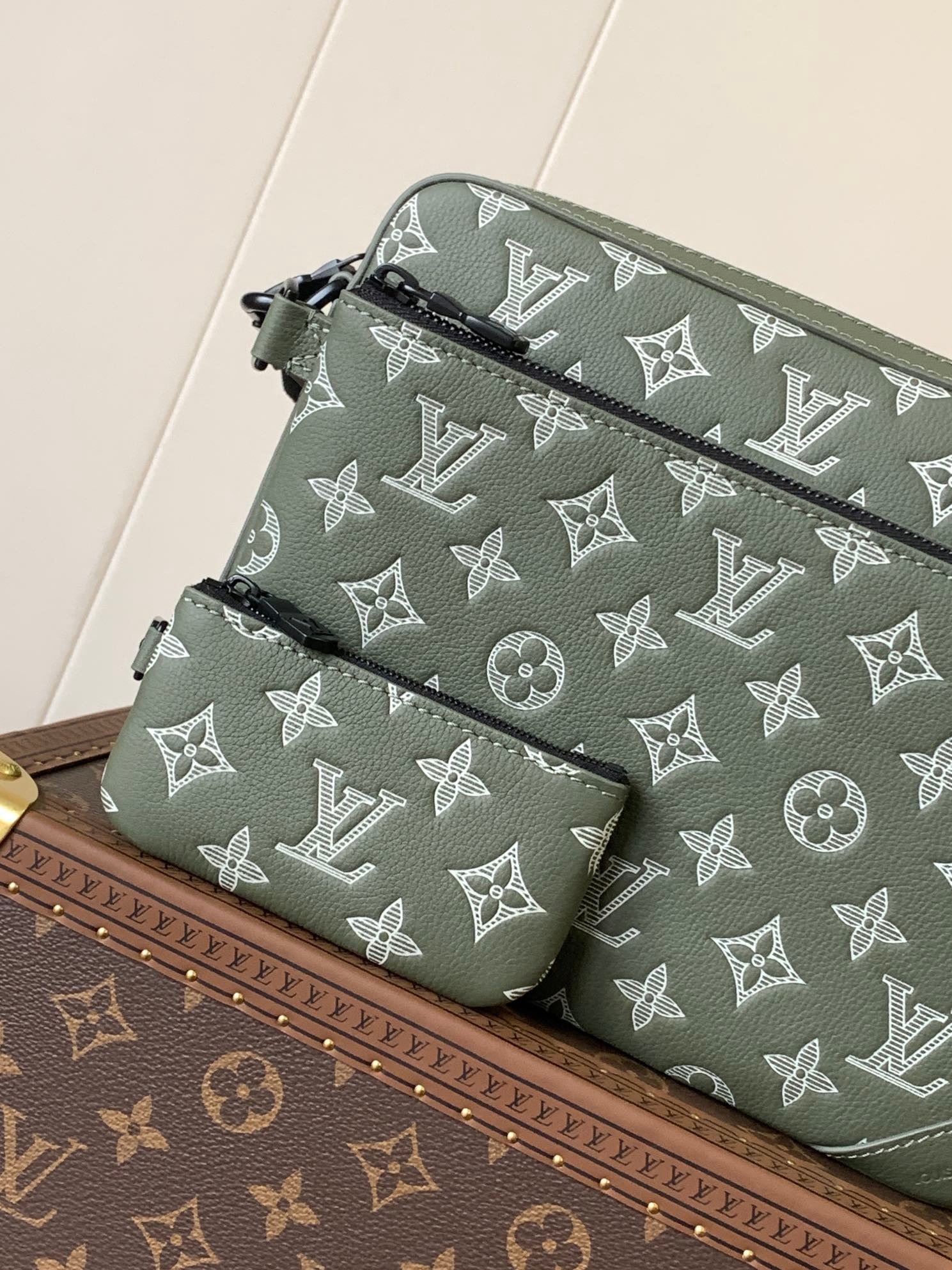 {Style No: IJY6H3DL} TRIO MESSENGER BAG 25 IN GREEN MONOGRAM SHADOW CALFSKIN - Image 5