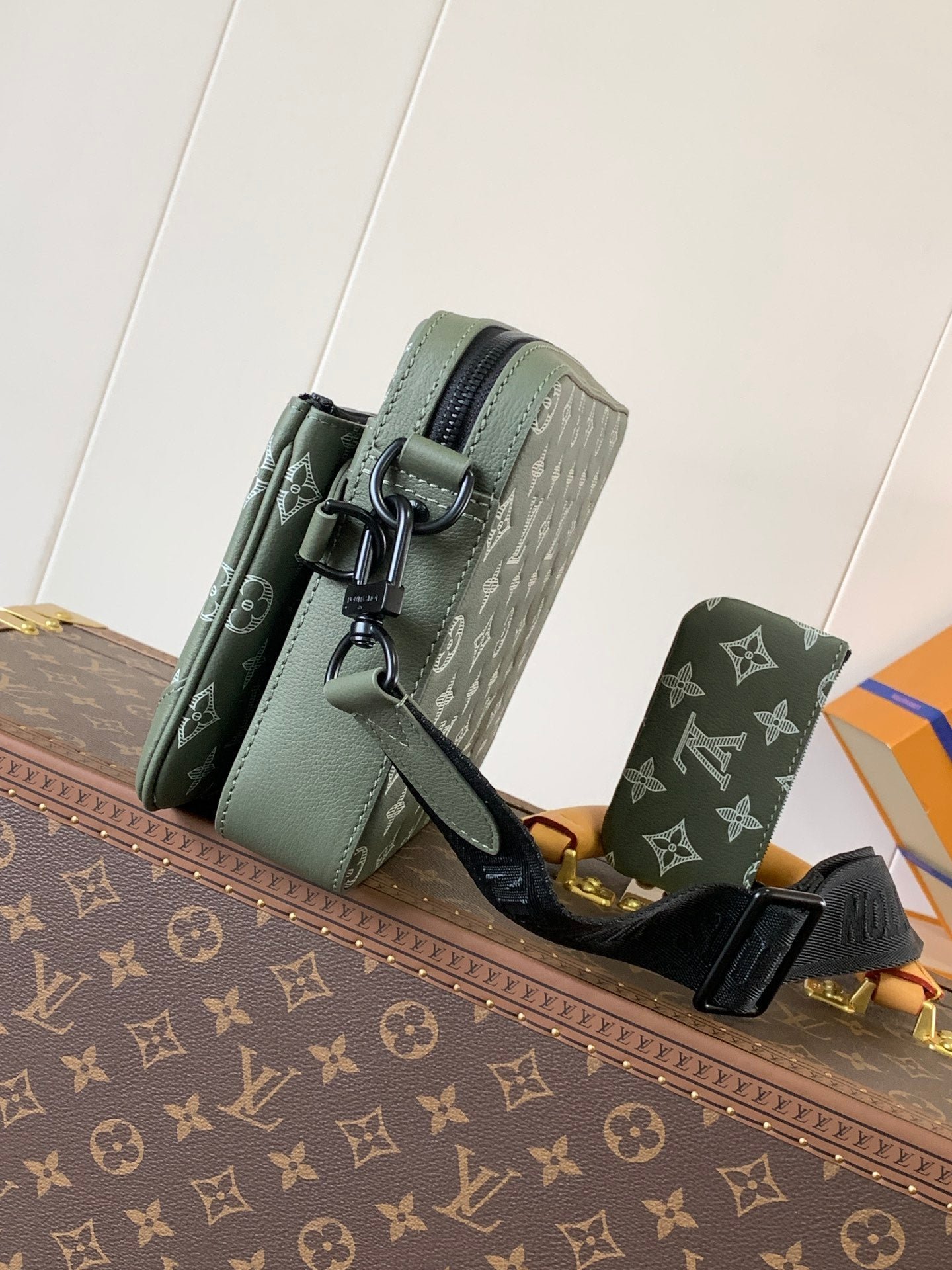 {Style No: IJY6H3DL} TRIO MESSENGER BAG 25 IN GREEN MONOGRAM SHADOW CALFSKIN - Image 6