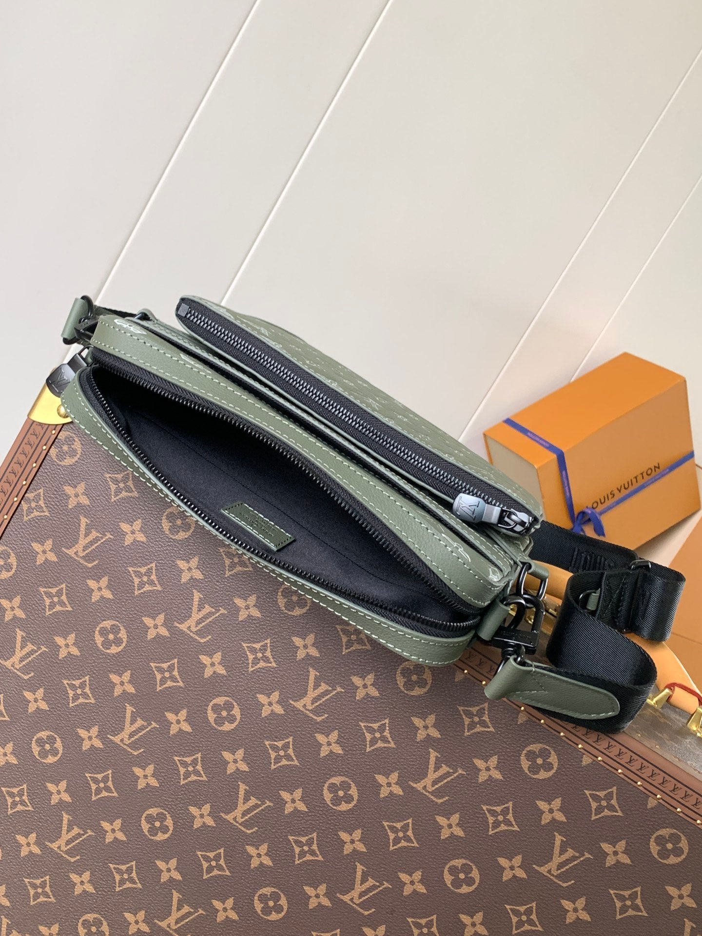 {Style No: IJY6H3DL} TRIO MESSENGER BAG 25 IN GREEN MONOGRAM SHADOW CALFSKIN - Image 7