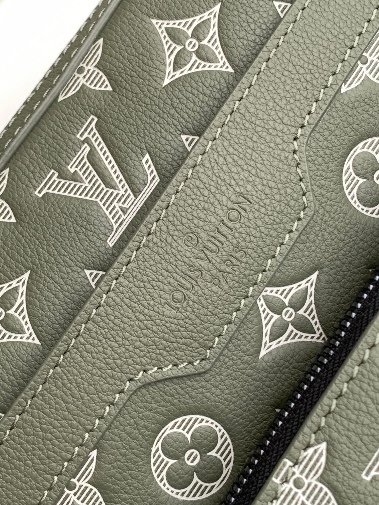 {Style No: IJY6H3DL} TRIO MESSENGER BAG 25 IN GREEN MONOGRAM SHADOW CALFSKIN - Image 8