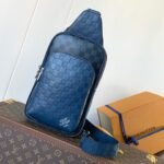 {Style No: YCY8ATGU} AVENUE SLINGBAG 31 IN NAVY BLUE TAIGA LEATHER WITH WHITE LOGO PRINTED