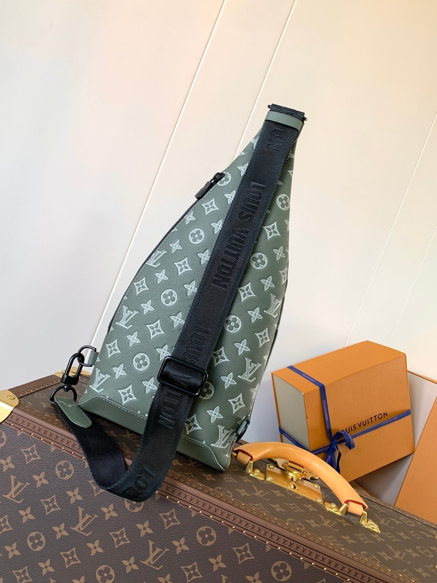 {Style No: KQJSUL3I} DUO CROSSBAG BAG 42 IN GREEN AND WHITE MONOGRAM SHADOW COWHIDE - Image 3