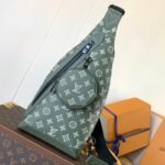 {Style No: KQJSUL3I} DUO CROSSBAG BAG 42 IN GREEN AND WHITE MONOGRAM SHADOW COWHIDE