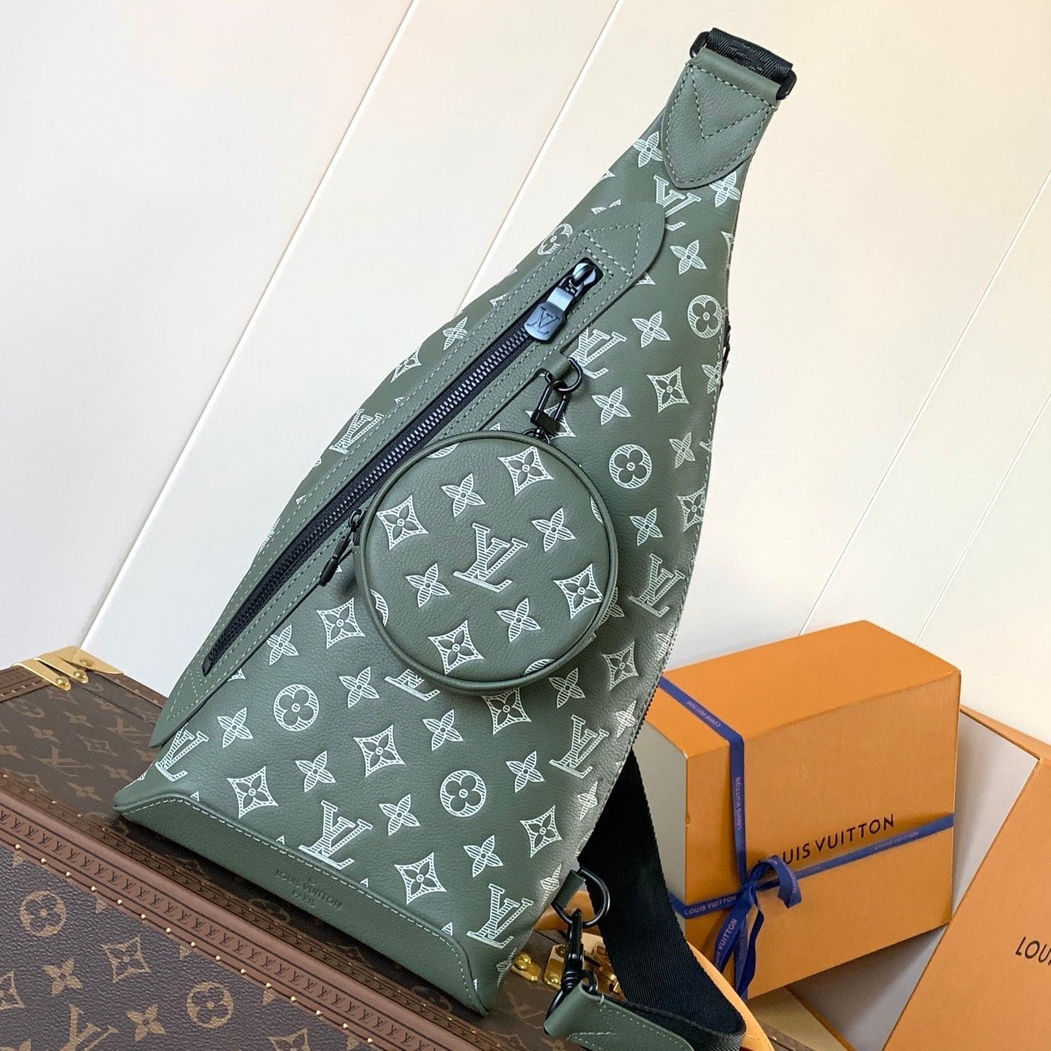 {Style No: KQJSUL3I} DUO CROSSBAG BAG 42 IN GREEN AND WHITE MONOGRAM SHADOW COWHIDE
