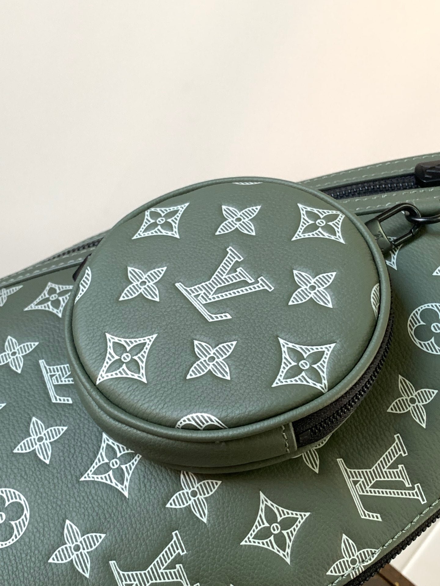 {Style No: KQJSUL3I} DUO CROSSBAG BAG 42 IN GREEN AND WHITE MONOGRAM SHADOW COWHIDE - Image 4