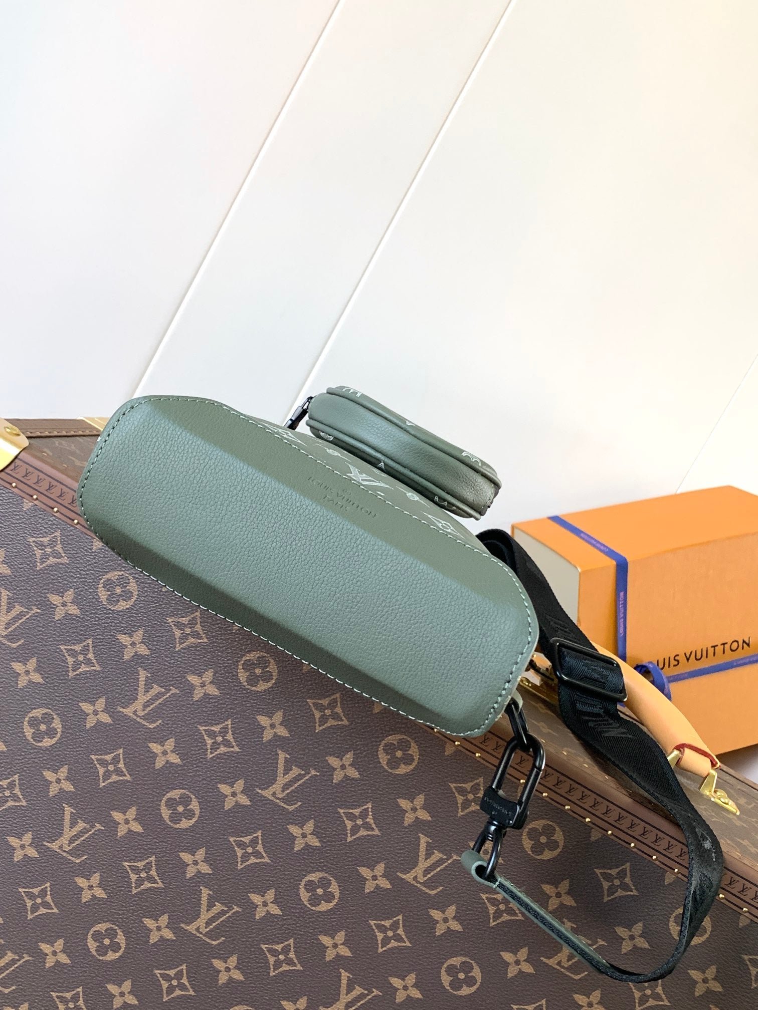 {Style No: KQJSUL3I} DUO CROSSBAG BAG 42 IN GREEN AND WHITE MONOGRAM SHADOW COWHIDE - Image 6