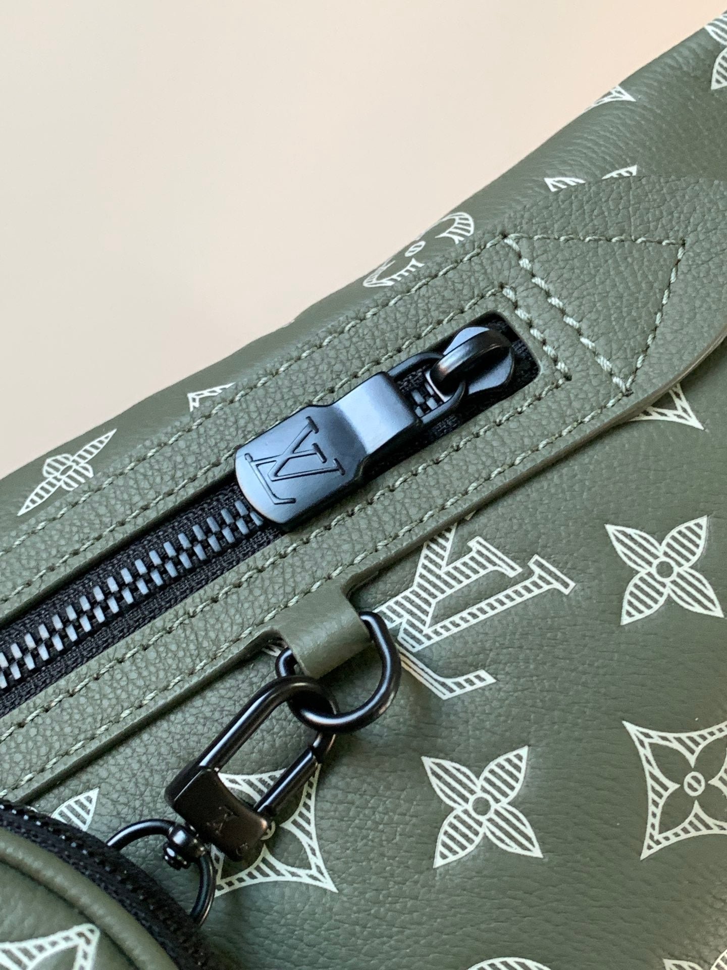 {Style No: KQJSUL3I} DUO CROSSBAG BAG 42 IN GREEN AND WHITE MONOGRAM SHADOW COWHIDE - Image 8