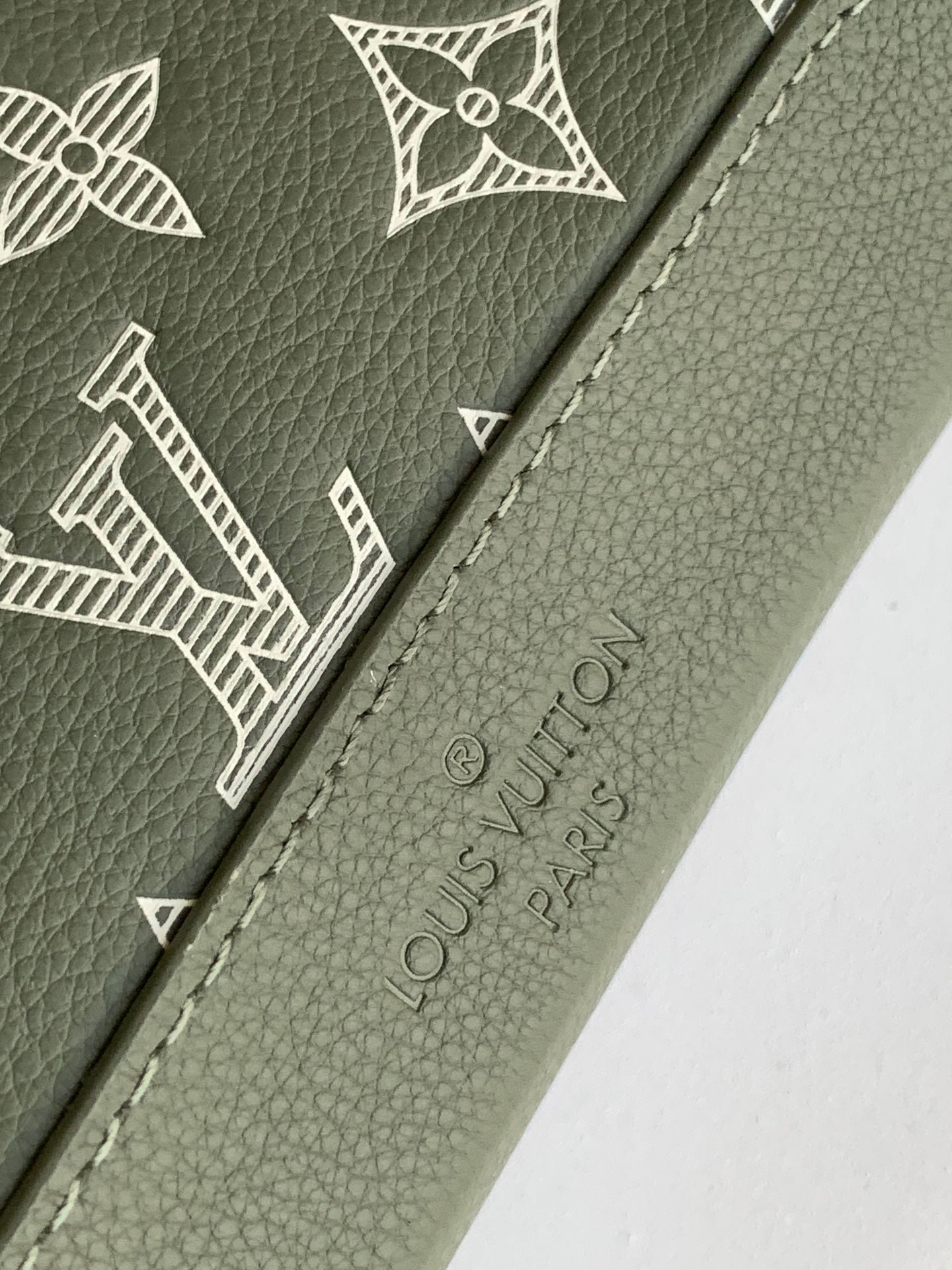 {Style No: KQJSUL3I} DUO CROSSBAG BAG 42 IN GREEN AND WHITE MONOGRAM SHADOW COWHIDE - Image 2