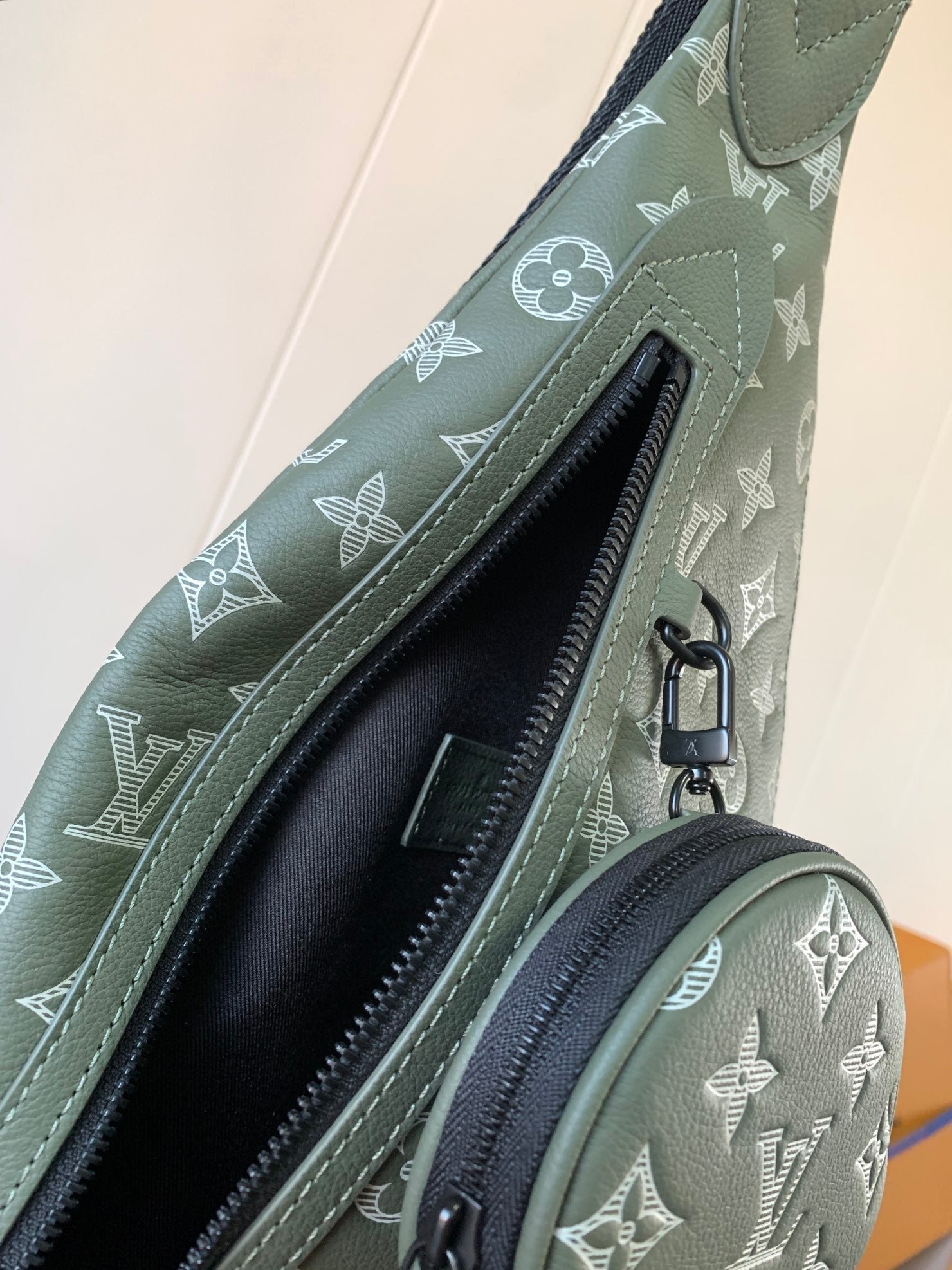 {Style No: KQJSUL3I} DUO CROSSBAG BAG 42 IN GREEN AND WHITE MONOGRAM SHADOW COWHIDE - Image 9