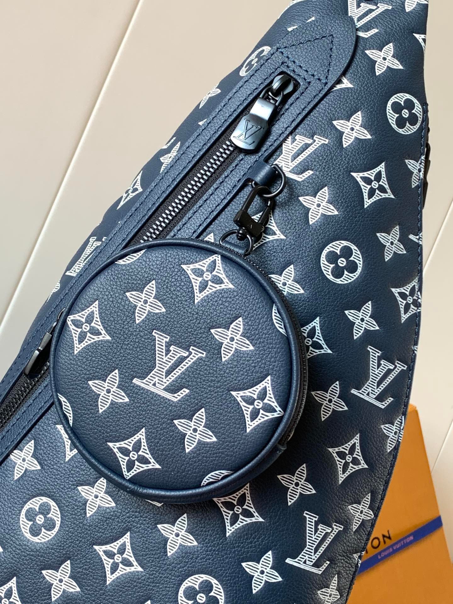 {Style No: LB2IL3OB} DUO CROSSBAG BAG 42 IN BLUE AND WHITE MONOGRAM SHADOW COWHIDE - Image 4