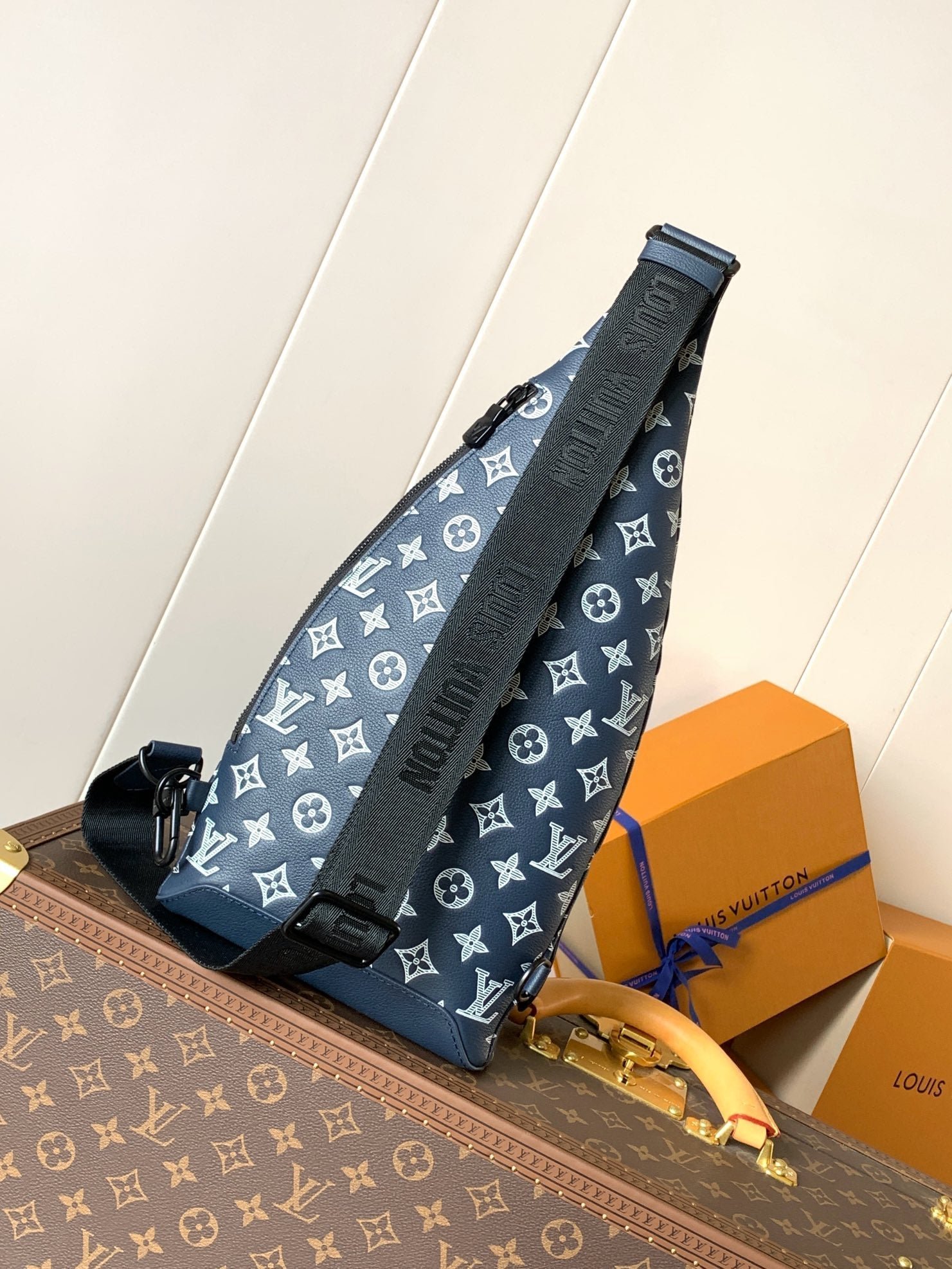 {Style No: LB2IL3OB} DUO CROSSBAG BAG 42 IN BLUE AND WHITE MONOGRAM SHADOW COWHIDE - Image 5