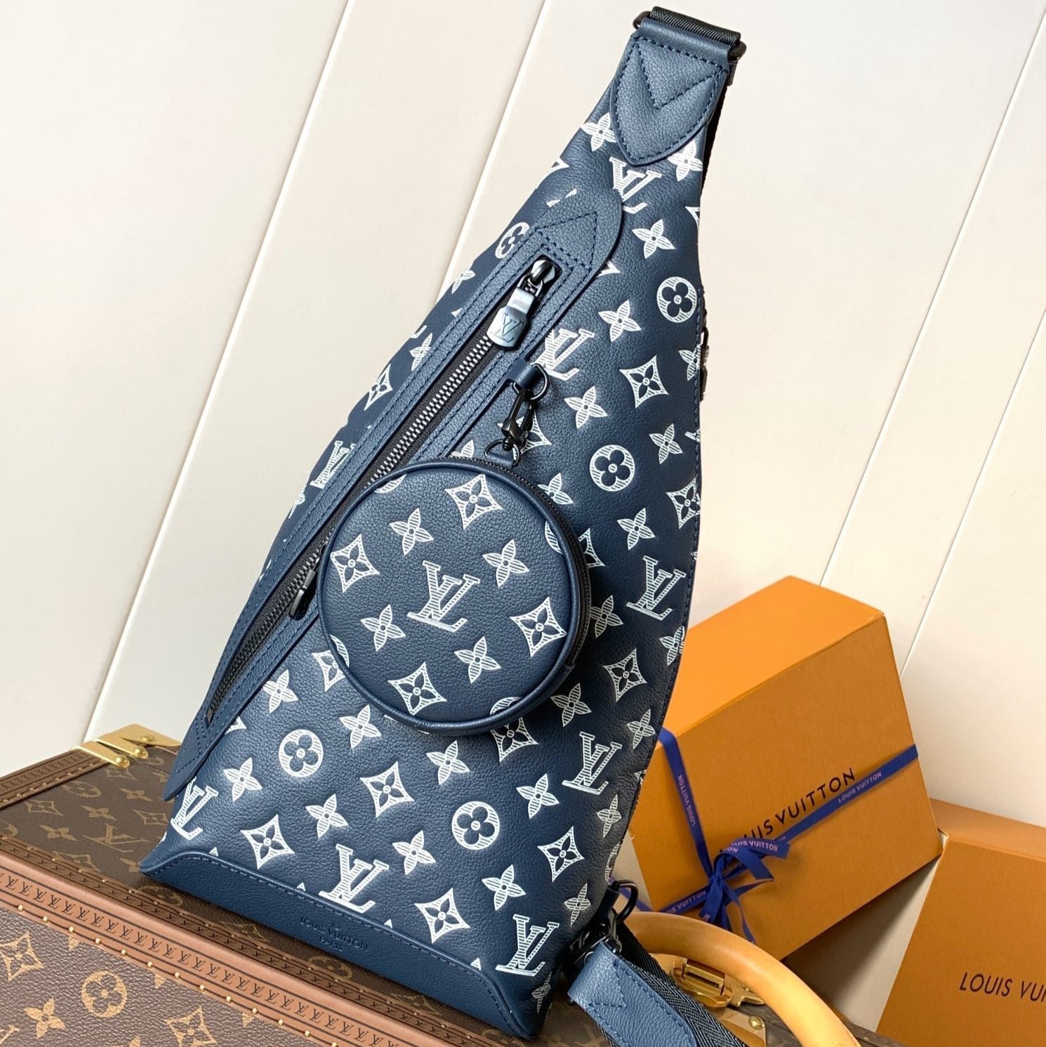 {Style No: LB2IL3OB} DUO CROSSBAG BAG 42 IN BLUE AND WHITE MONOGRAM SHADOW COWHIDE