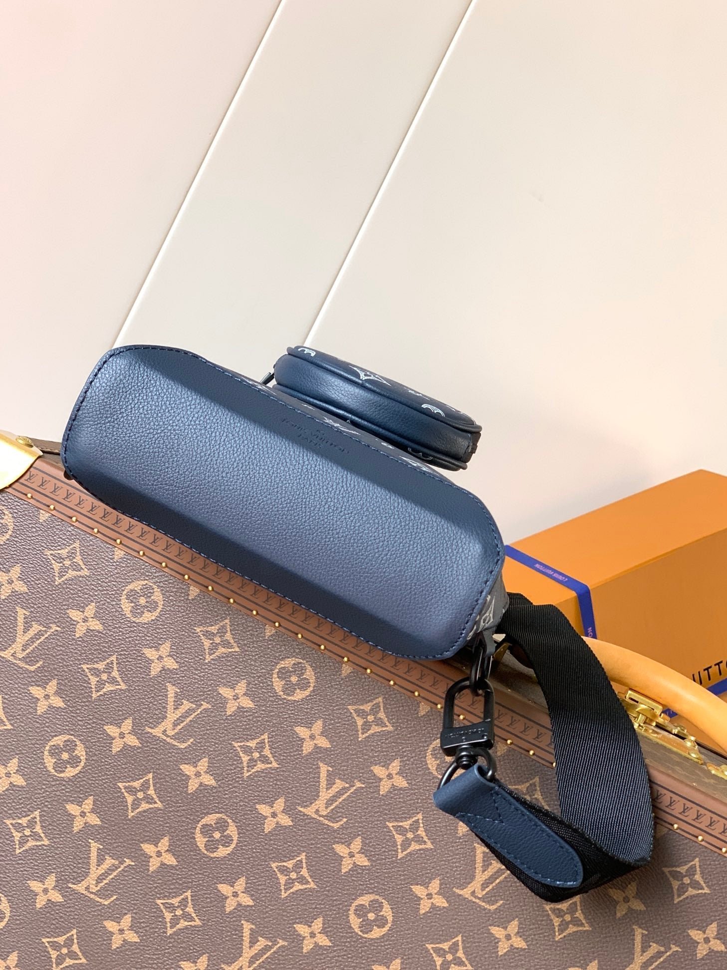{Style No: LB2IL3OB} DUO CROSSBAG BAG 42 IN BLUE AND WHITE MONOGRAM SHADOW COWHIDE - Image 8