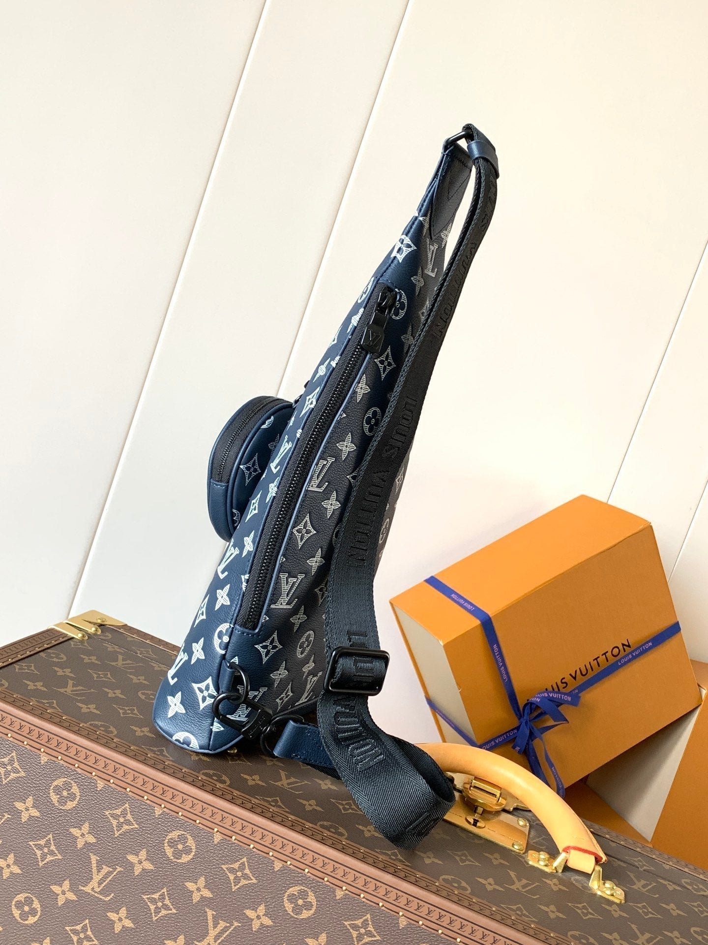 {Style No: LB2IL3OB} DUO CROSSBAG BAG 42 IN BLUE AND WHITE MONOGRAM SHADOW COWHIDE - Image 9