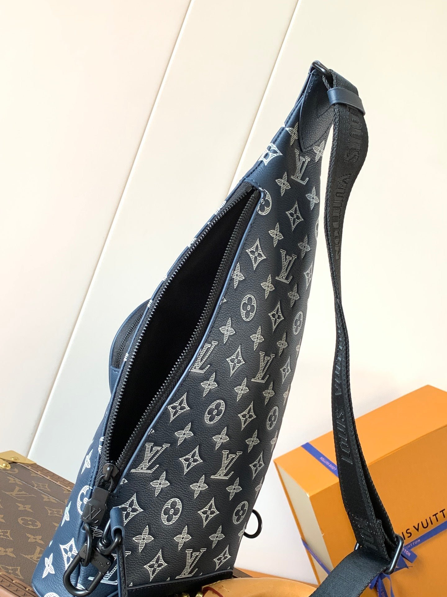 {Style No: LB2IL3OB} DUO CROSSBAG BAG 42 IN BLUE AND WHITE MONOGRAM SHADOW COWHIDE - Image 3
