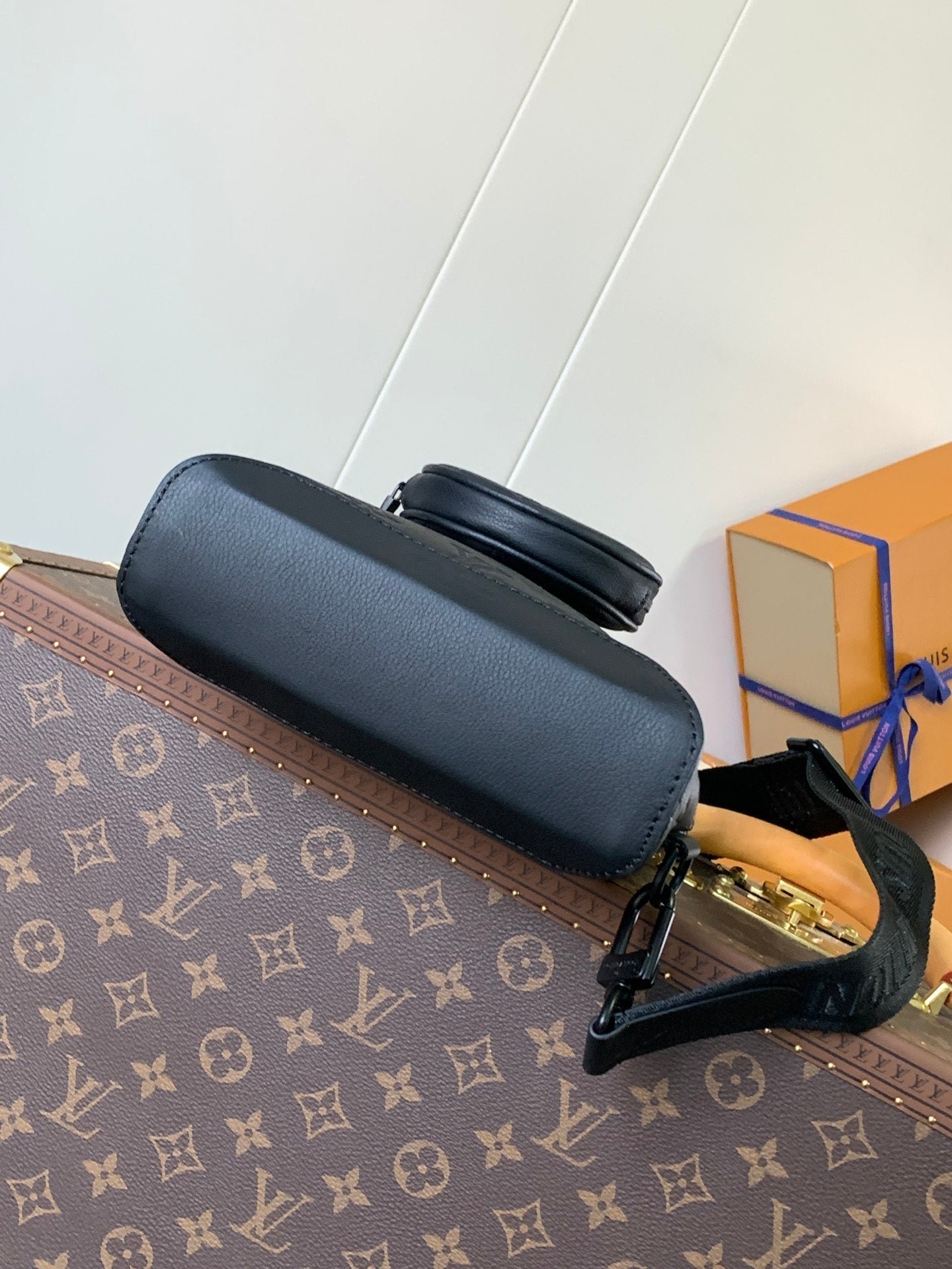 {Style No: 9H2WCYMK} DUO CROSSBAG BAG 42 IN BLACK EMBOSSED CALFSKIN - Image 3