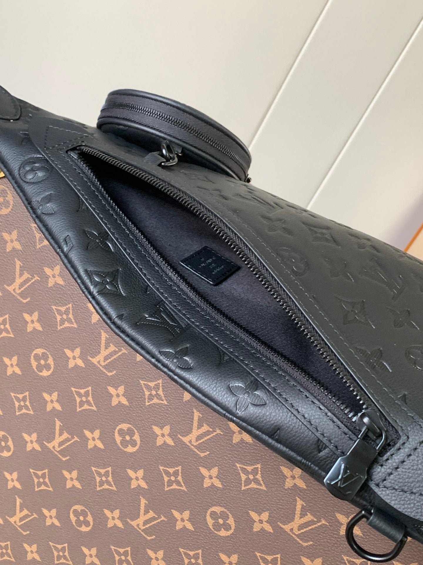 {Style No: 9H2WCYMK} DUO CROSSBAG BAG 42 IN BLACK EMBOSSED CALFSKIN - Image 7