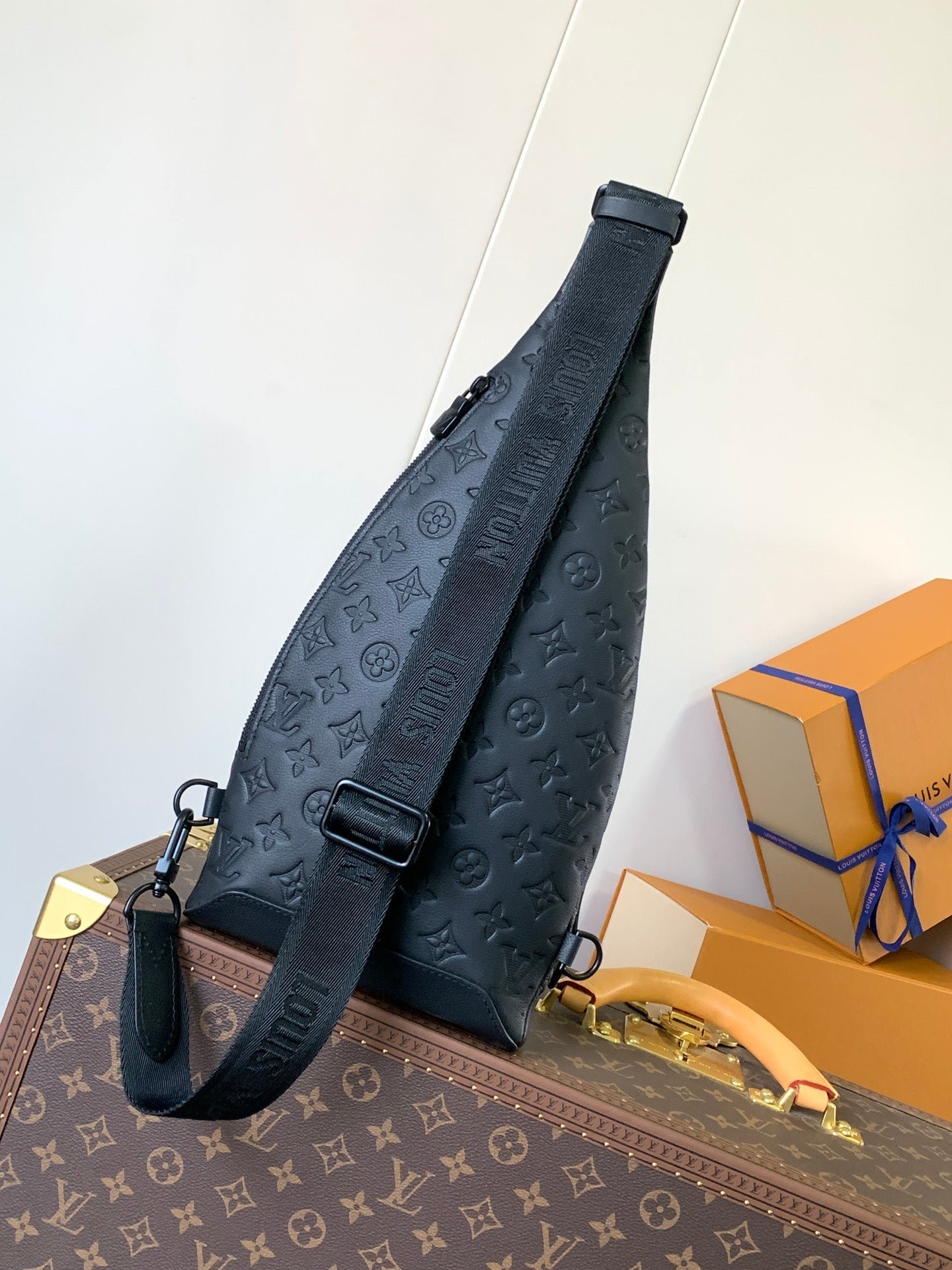 {Style No: 9H2WCYMK} DUO CROSSBAG BAG 42 IN BLACK EMBOSSED CALFSKIN - Image 8