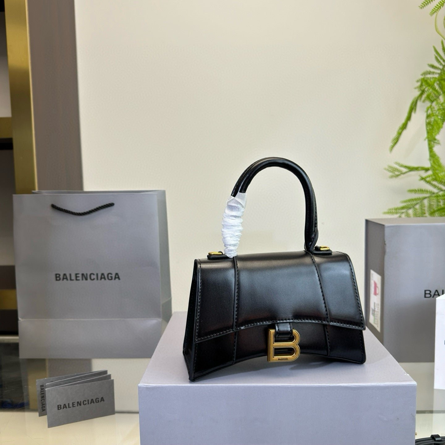 {Style No: XTAUBZSA} HOURGLASS HANDBAG 19 IN BLACK SHINY BOX CALFSKIN GOLD HARDWARE - Image 3