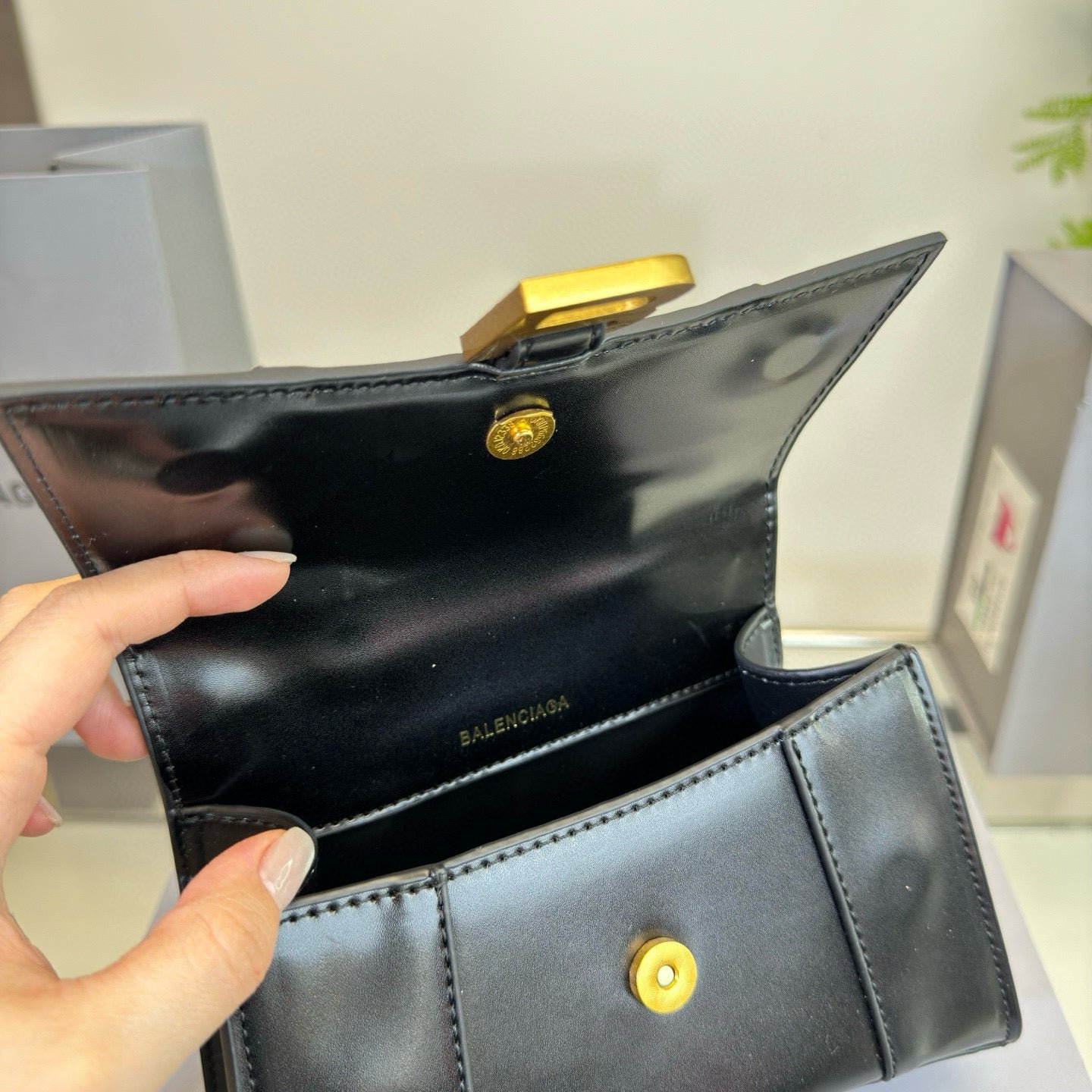 {Style No: XTAUBZSA} HOURGLASS HANDBAG 19 IN BLACK SHINY BOX CALFSKIN GOLD HARDWARE - Image 4