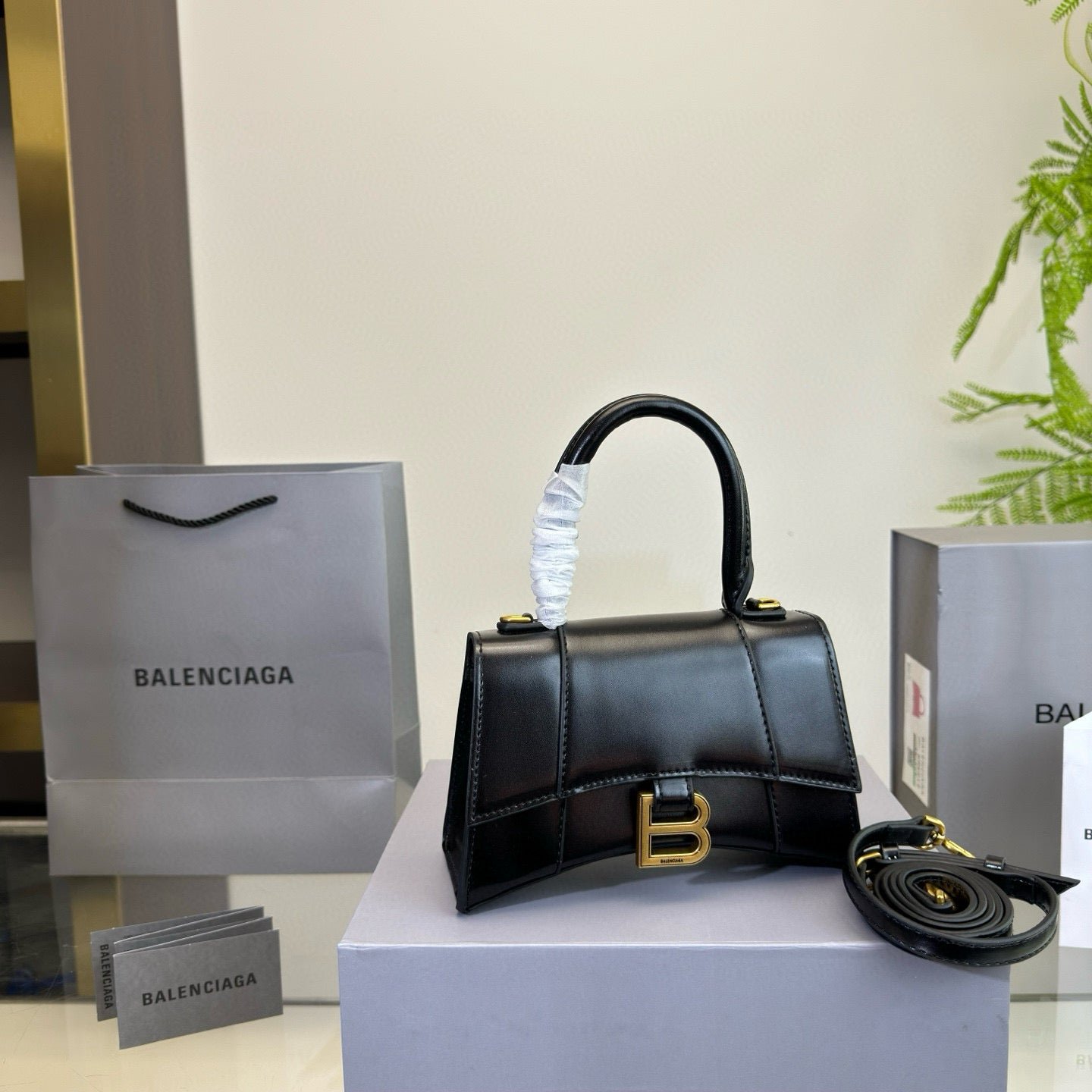 {Style No: XTAUBZSA} HOURGLASS HANDBAG 19 IN BLACK SHINY BOX CALFSKIN GOLD HARDWARE - Image 7