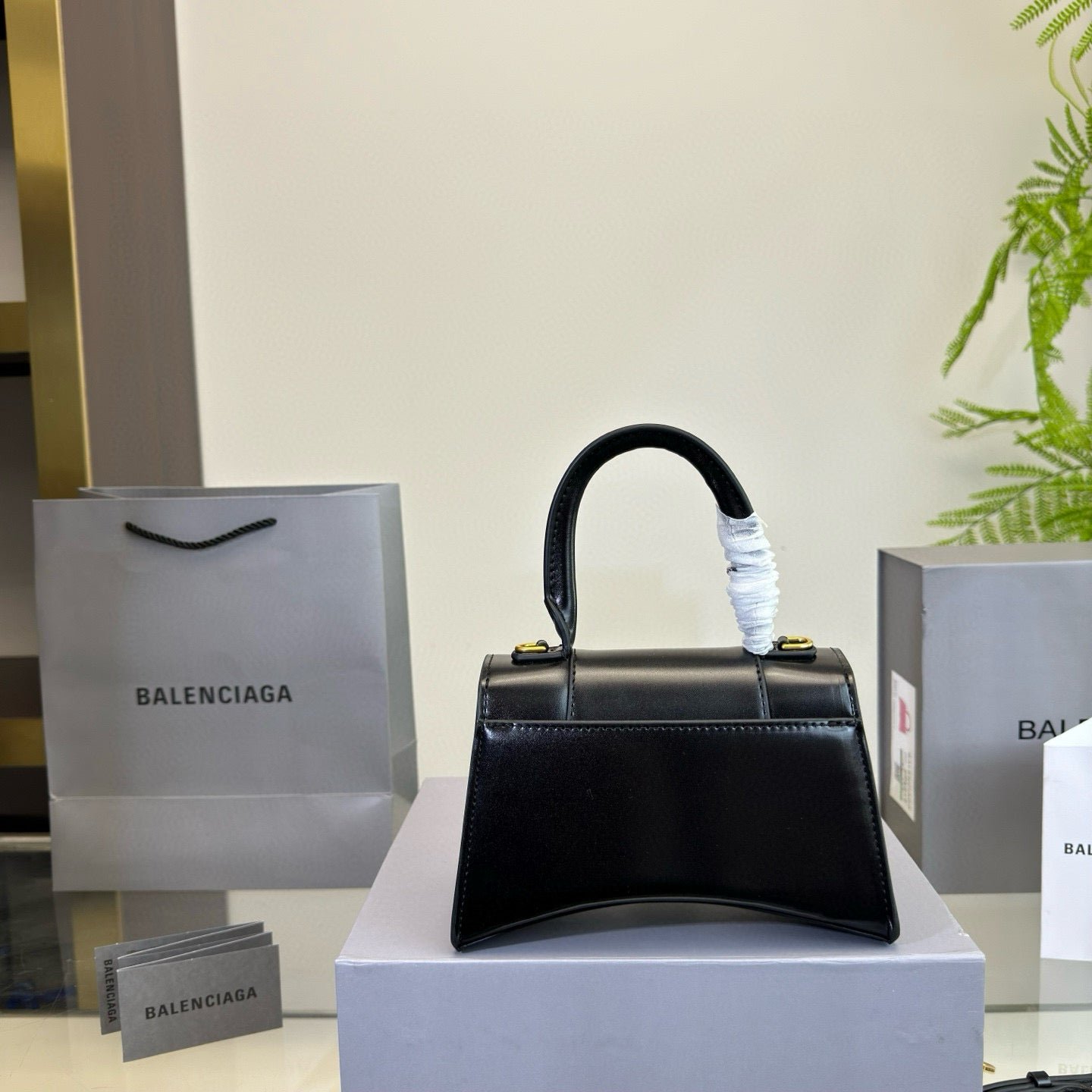 {Style No: XTAUBZSA} HOURGLASS HANDBAG 19 IN BLACK SHINY BOX CALFSKIN GOLD HARDWARE - Image 6