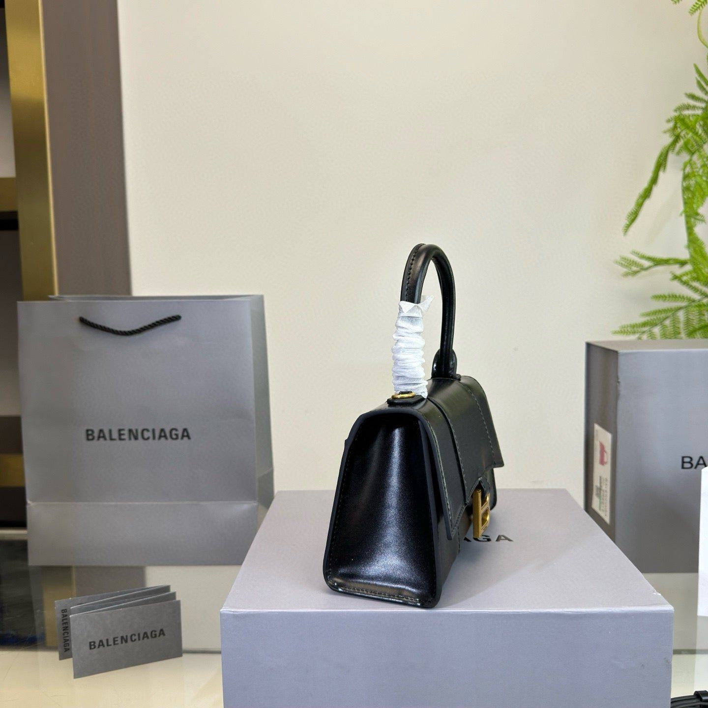 {Style No: XTAUBZSA} HOURGLASS HANDBAG 19 IN BLACK SHINY BOX CALFSKIN GOLD HARDWARE - Image 8