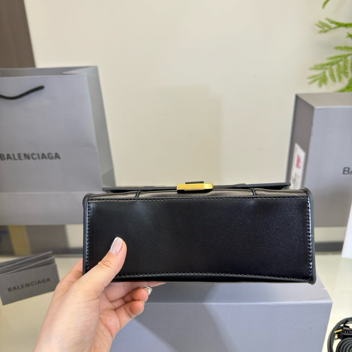 {Style No: XTAUBZSA} HOURGLASS HANDBAG 19 IN BLACK SHINY BOX CALFSKIN GOLD HARDWARE - Image 9