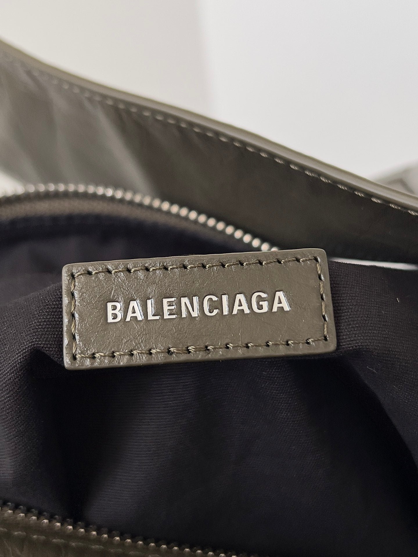 {Style No: 1VAIEKYP} SUPERBUSY LARGE SLING BAG 42 IN KHAKI GREEN LAMBSKIN - Image 5