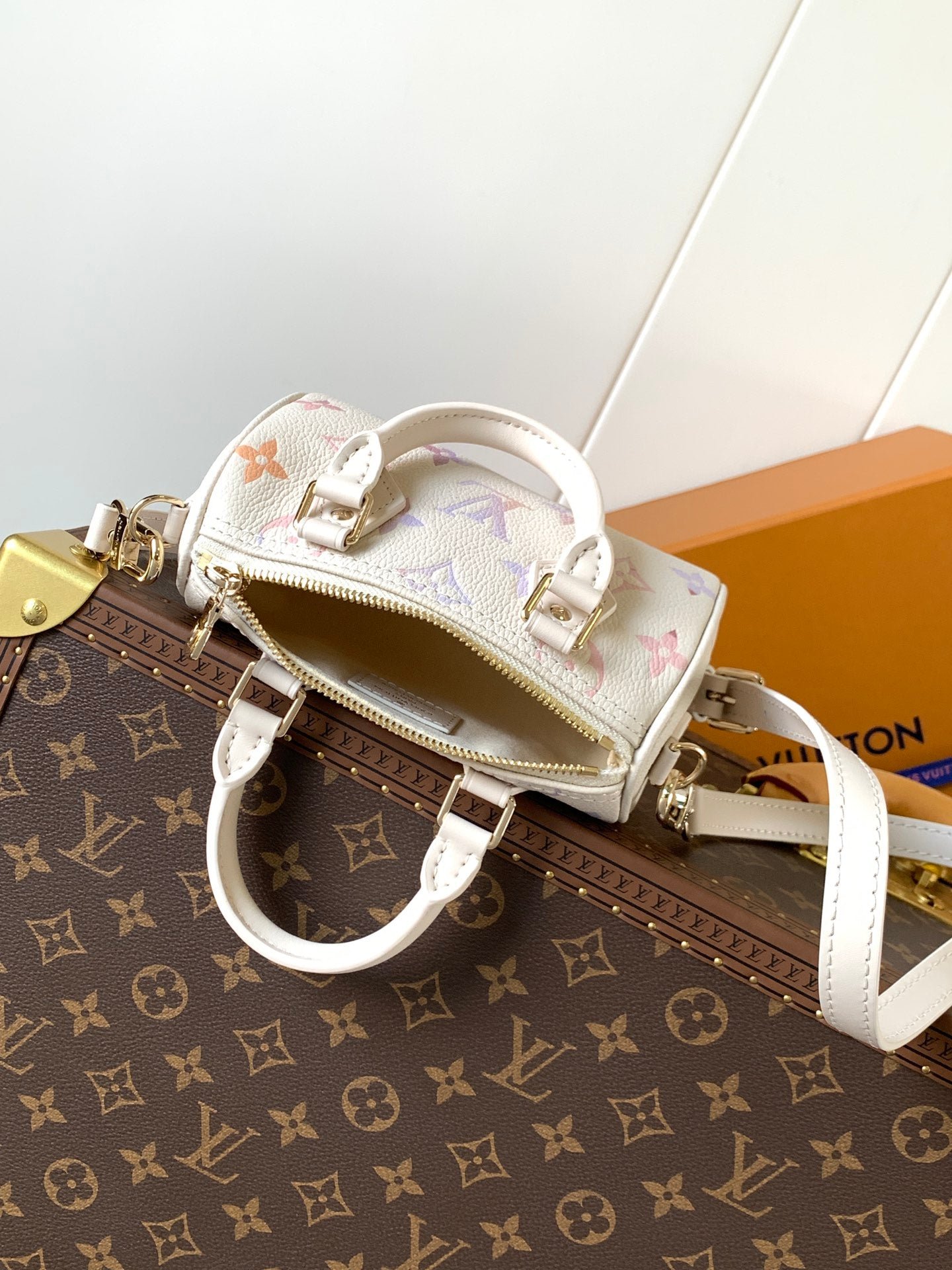 {Style No: 1DU5CKRH} LV 25S NANO SPEEDY 16 IN BEIGE DREAM EMBOSSED TEXTURED CALFSKIN - Image 4