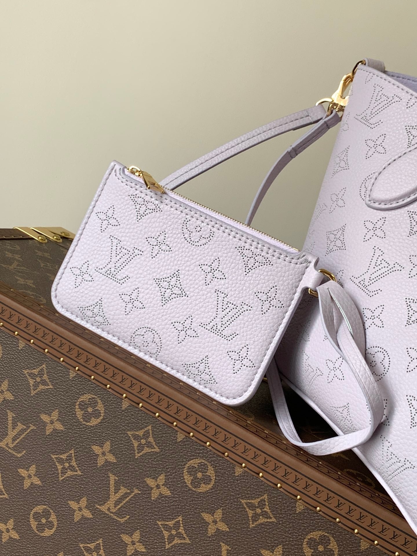 {Style No: J3XW53MV} LV 25S BLOSSOM BAG 20 IN MISTY PURPLE CALFSKIN GOLD HARDWARE - Image 8