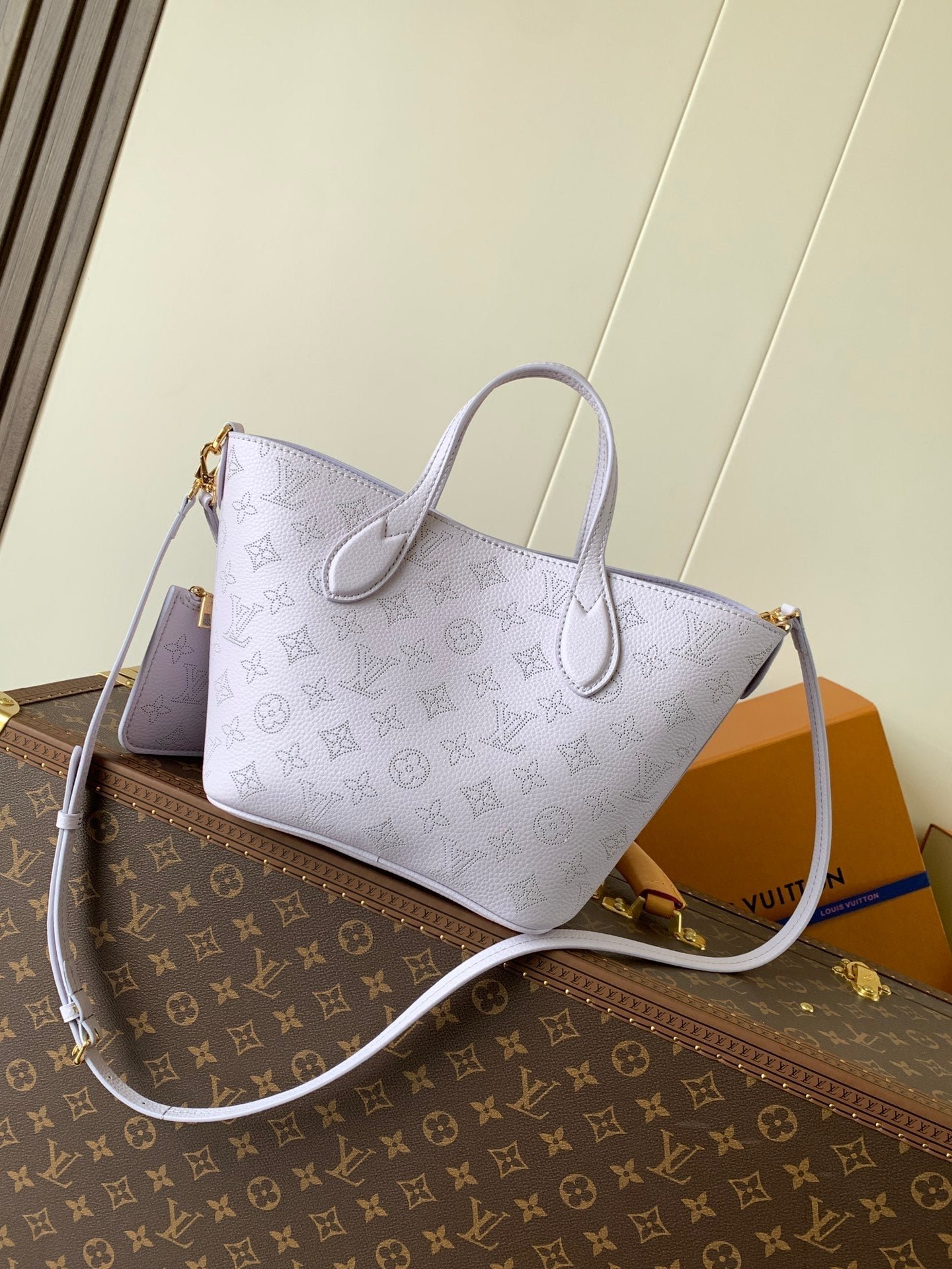 {Style No: J3XW53MV} LV 25S BLOSSOM BAG 20 IN MISTY PURPLE CALFSKIN GOLD HARDWARE - Image 2