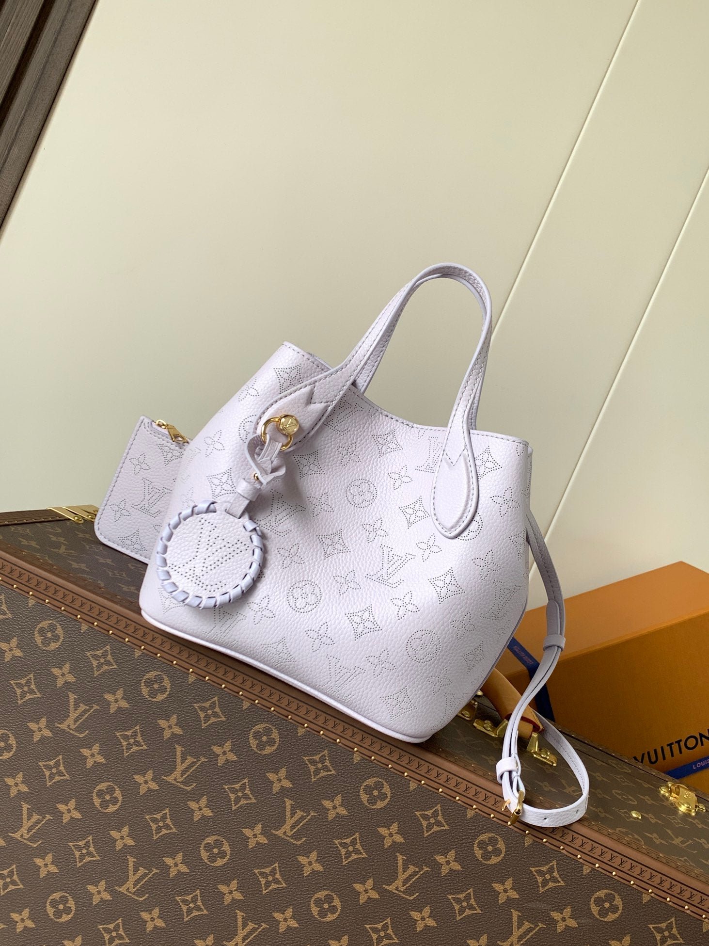 {Style No: J3XW53MV} LV 25S BLOSSOM BAG 20 IN MISTY PURPLE CALFSKIN GOLD HARDWARE - Image 3