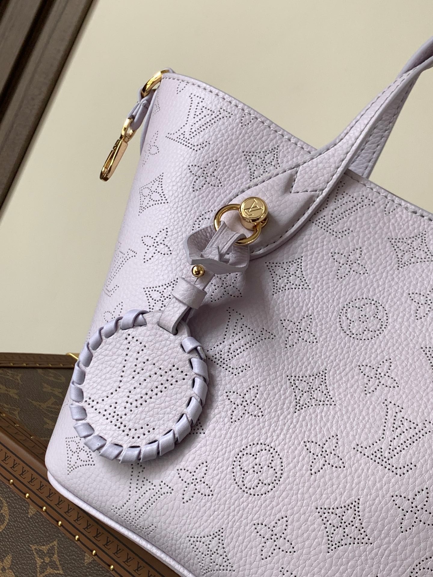 {Style No: J3XW53MV} LV 25S BLOSSOM BAG 20 IN MISTY PURPLE CALFSKIN GOLD HARDWARE - Image 7