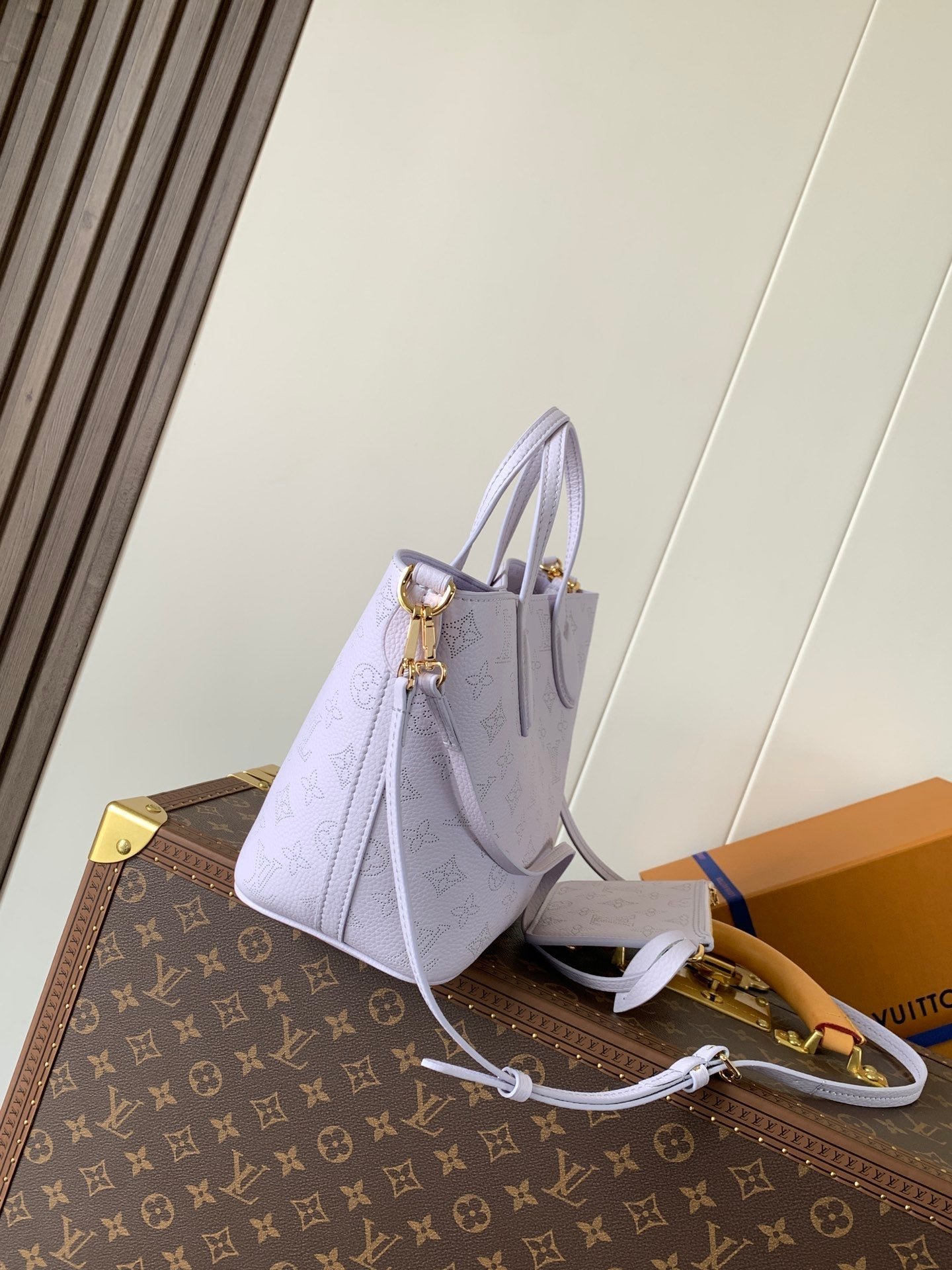 {Style No: J3XW53MV} LV 25S BLOSSOM BAG 20 IN MISTY PURPLE CALFSKIN GOLD HARDWARE - Image 4