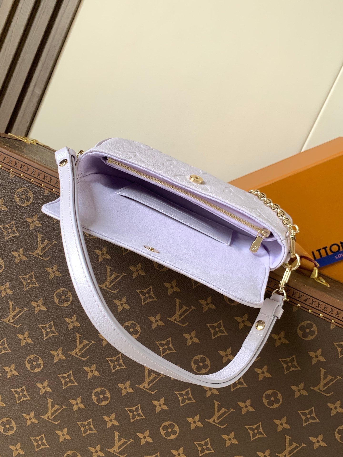 {Style No: 3S1QHDNI} LV 25S WALLET ON CHAIN IVY 23 IN MISTY PURPLE EMBOSSED CALFSKIN TRIM - Image 3