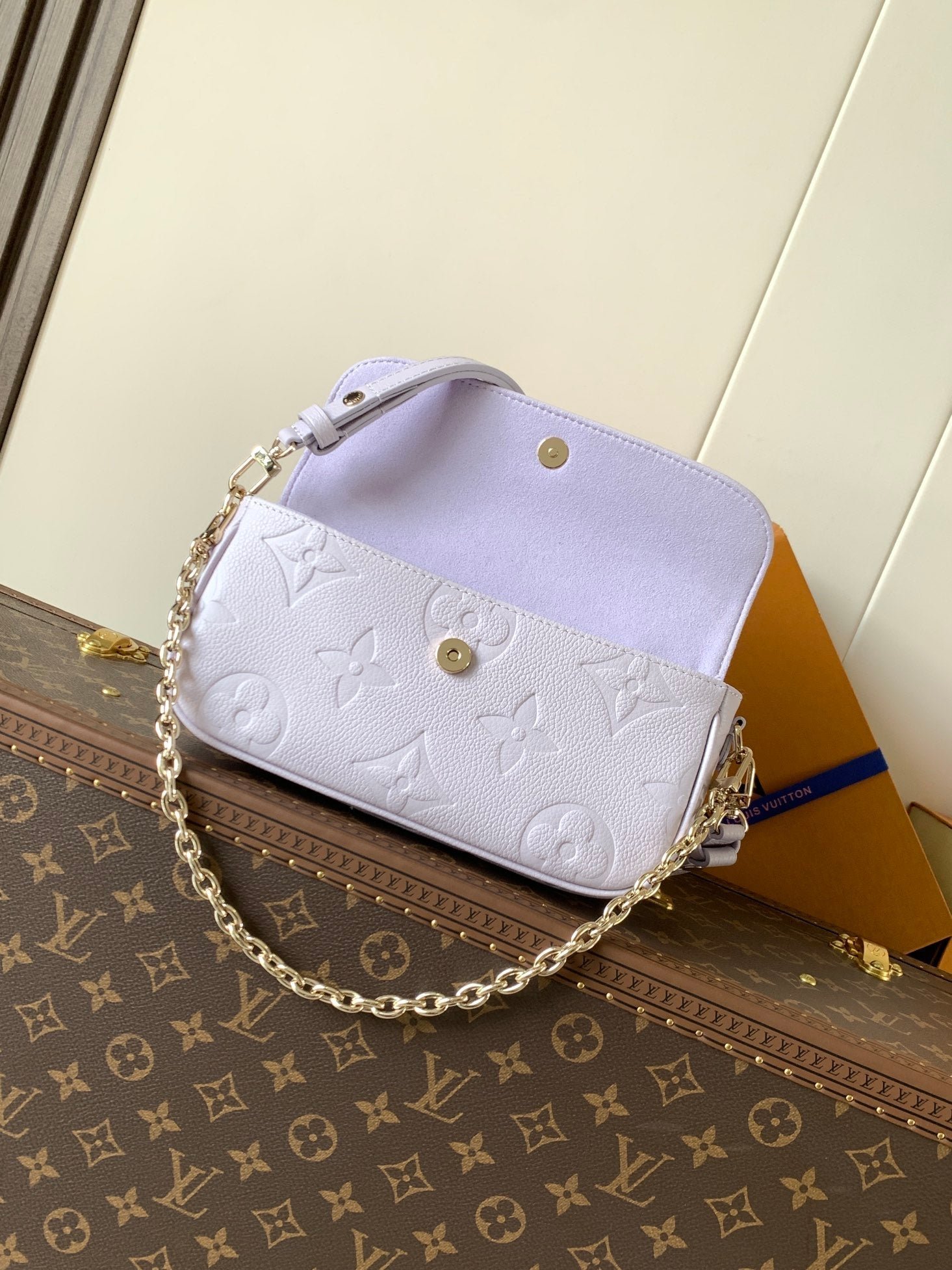 {Style No: 3S1QHDNI} LV 25S WALLET ON CHAIN IVY 23 IN MISTY PURPLE EMBOSSED CALFSKIN TRIM - Image 4