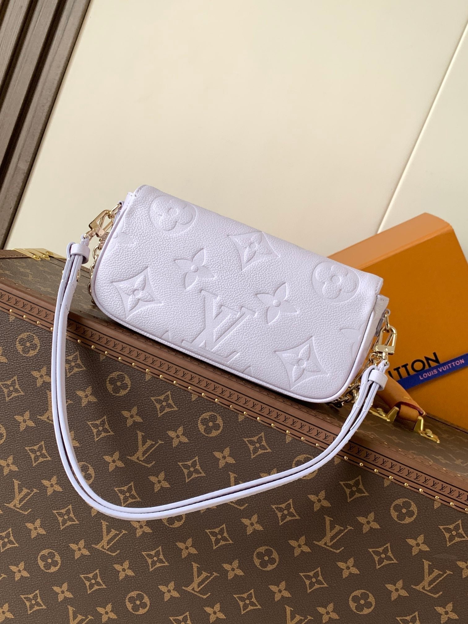 {Style No: 3S1QHDNI} LV 25S WALLET ON CHAIN IVY 23 IN MISTY PURPLE EMBOSSED CALFSKIN TRIM - Image 2